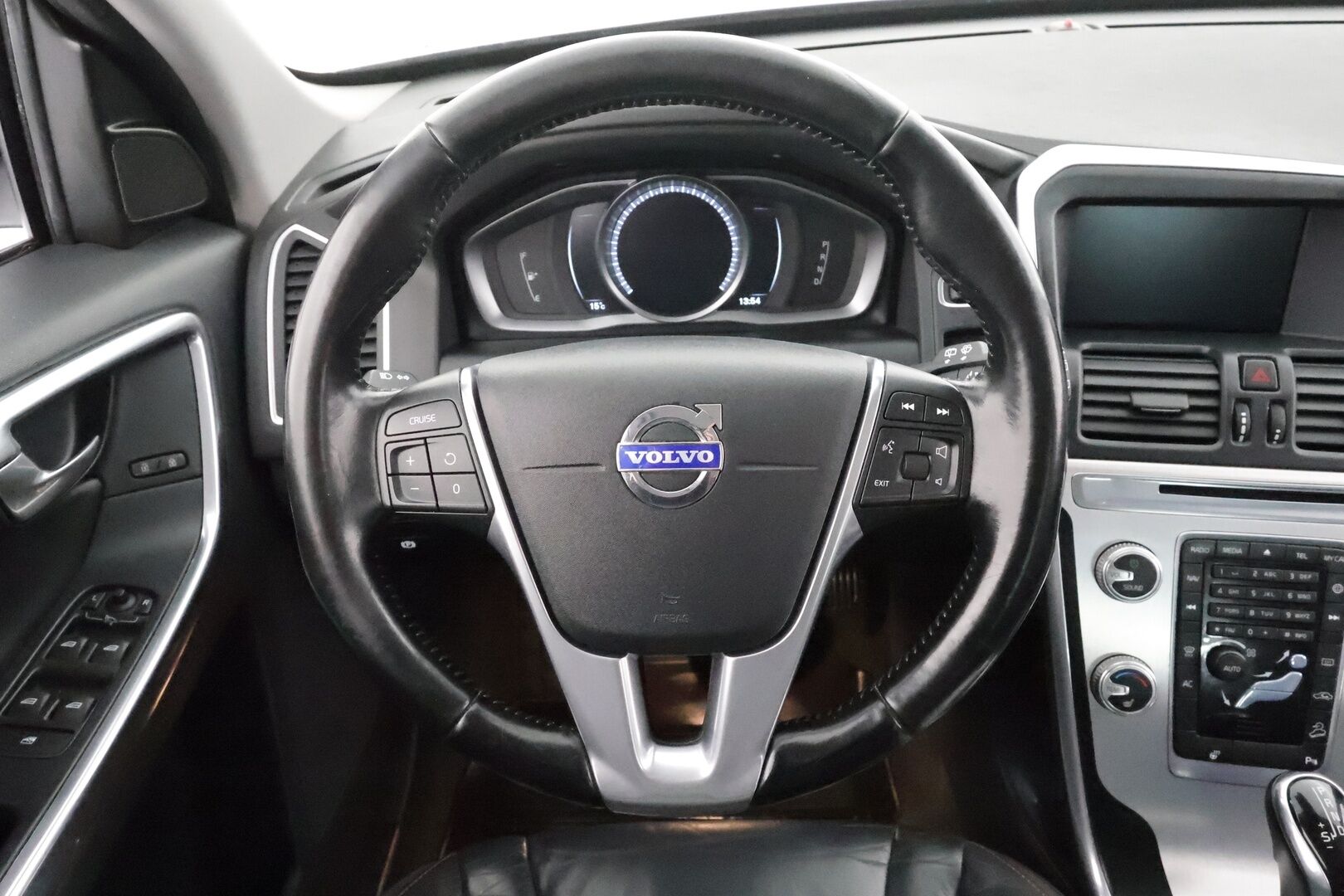 Volvo XC60 2015 D5 AWD Ocean Race aut * Vakkari / P.tutka / Digimittaristo / Puolinahat / Koukku / Webasto / Ratinlämmitin * - Kahdet renkaat aluvanteilla / Juuri huollettu! - HULLU BLACKWEEK KORKOTARJOUS 2,49%