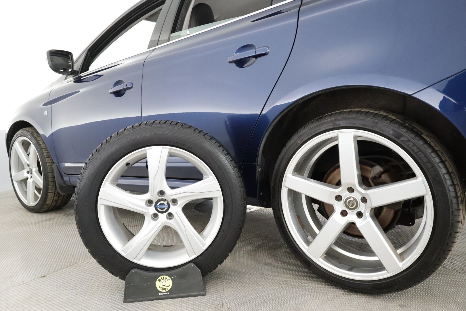 Volvo XC60 2015 D5 AWD Ocean Race aut * Vakkari / P.tutka / Digimittaristo / Puolinahat / Koukku / Webasto / Ratinlämmitin * - Kahdet renkaat aluvanteilla / Juuri huollettu! - HULLU BLACKWEEK KORKOTARJOUS 2,49%