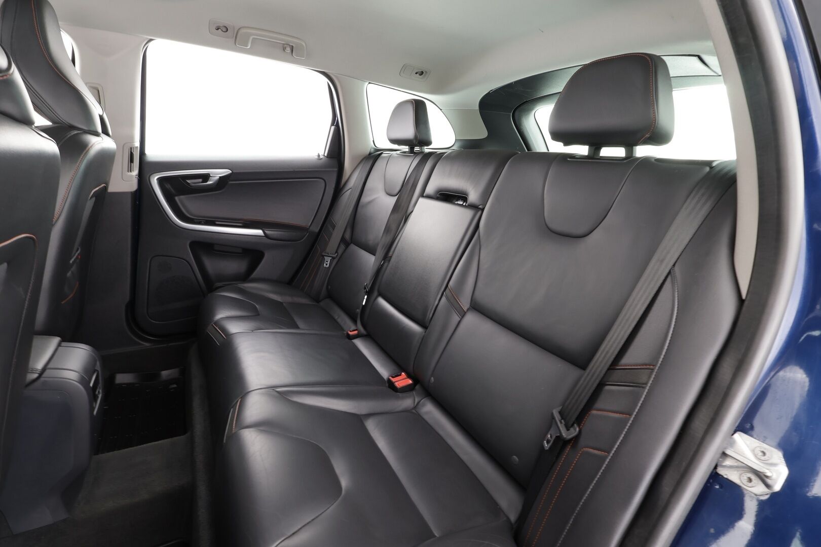 Volvo XC60 2015 D5 AWD Ocean Race aut * Vakkari / P.tutka / Digimittaristo / Puolinahat / Koukku / Webasto / Ratinlämmitin * - Kahdet renkaat aluvanteilla / Juuri huollettu! - HULLU BLACKWEEK KORKOTARJOUS 2,49%