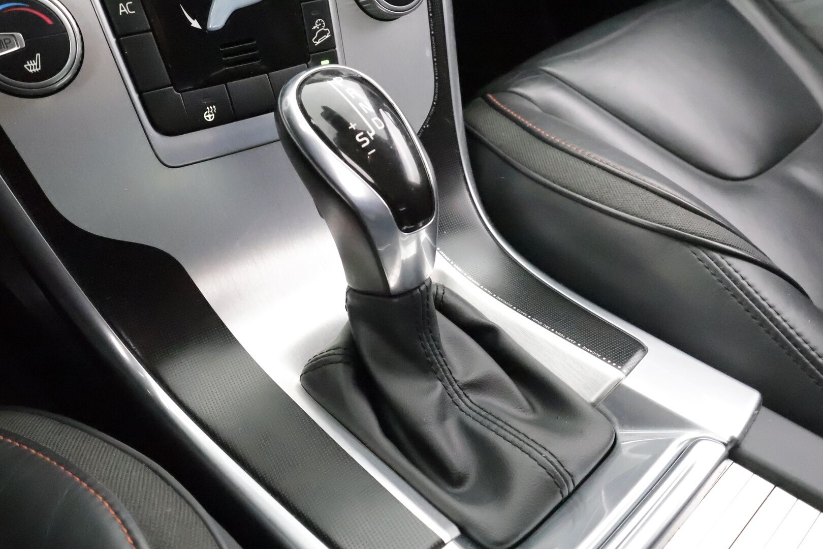 Volvo XC60 2015 D5 AWD Ocean Race aut * Vakkari / P.tutka / Digimittaristo / Puolinahat / Koukku / Webasto / Ratinlämmitin * - Kahdet renkaat aluvanteilla / Juuri huollettu! - HULLU BLACKWEEK KORKOTARJOUS 2,49%