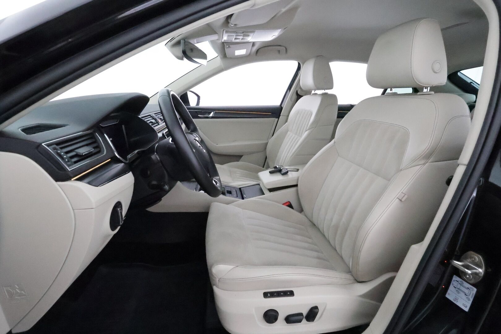 Skoda Superb 2021 2,0 TDI 150 Style DSG *ACC / P.kamera / Muistipenkit / Matrix LED / Navi / Canton / Lohkolämmitin* - Suomi-auto / Kahdet renkaat aluvanteilla
