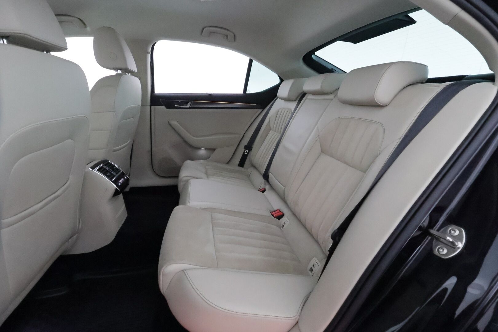 Skoda Superb 2021 2,0 TDI 150 Style DSG *ACC / P.kamera / Muistipenkit / Matrix LED / Navi / Canton / Lohkolämmitin* - Suomi-auto / Kahdet renkaat aluvanteilla