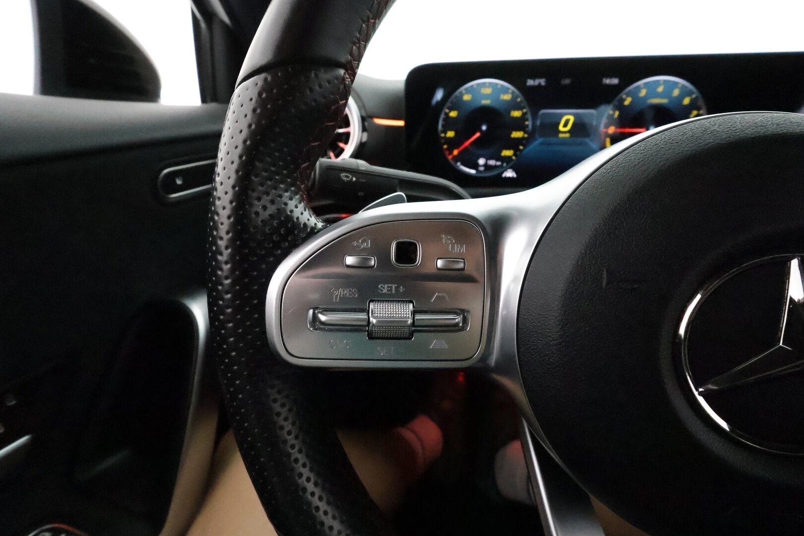 Mercedes-Benz A 2021 250 e A sedan Business AMG Edition EQ Power **Distronic / P.kamera / Multibeam / Widescreen / Sporttipenkit / Keyless** - Suomi-auto / 2x Latauskaapelit / Kahdet Renkaat