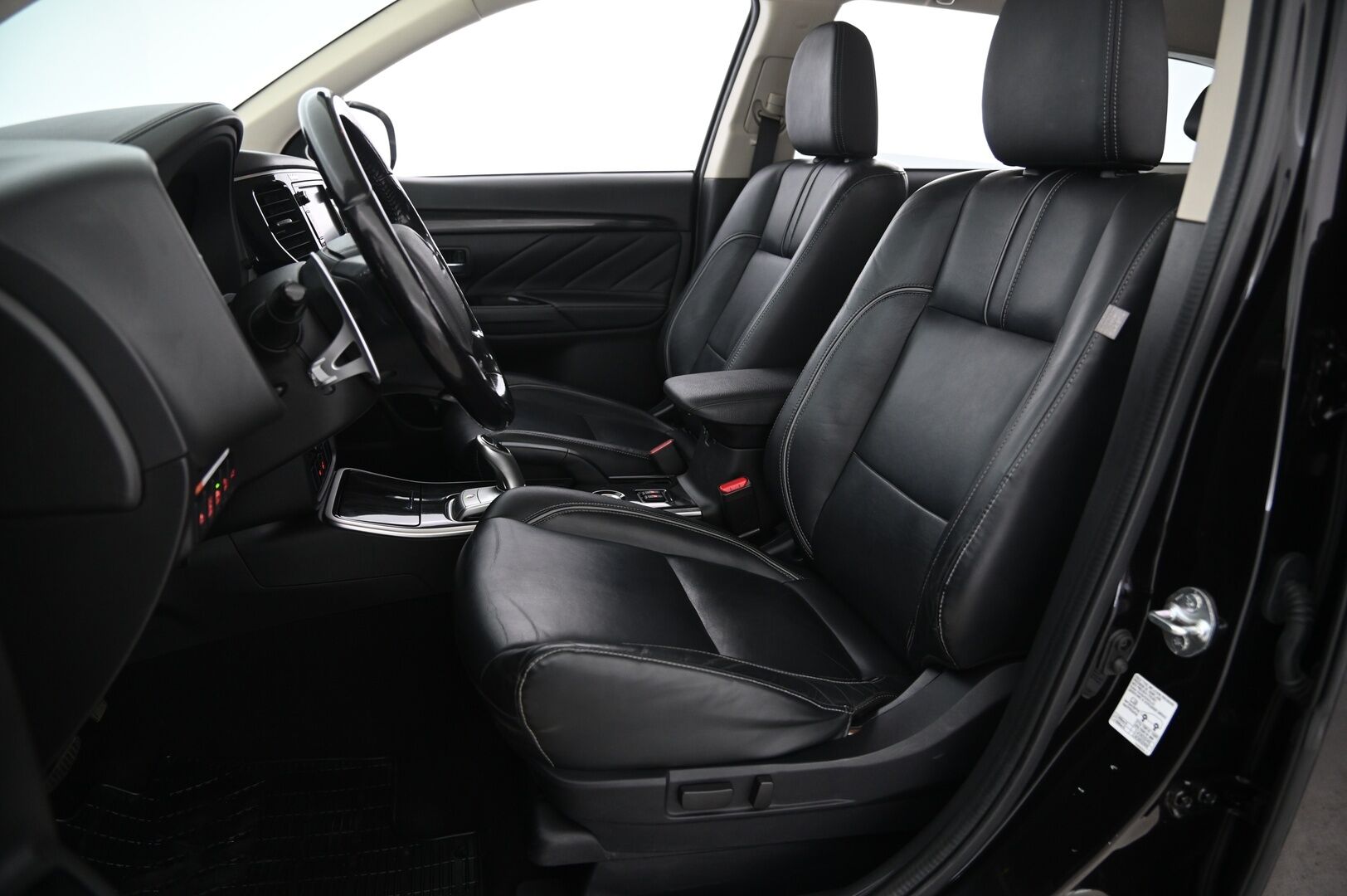 Mitsubishi Outlander 2016 Instyle 4WD 5P - ACC | 360 | KeyLess | Navi | Ratinlämmitin | Nahkapenkit | Rockford Sound | 2x renkaat&aluvantein - KORKO VAIN 3,99 %
