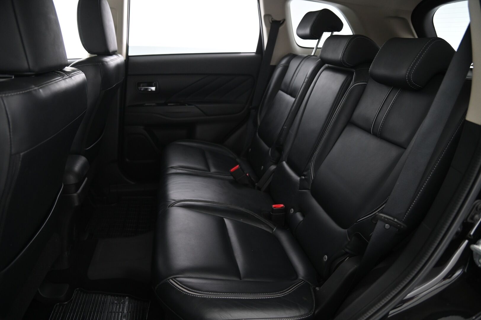 Mitsubishi Outlander 2016 Instyle 4WD 5P - ACC | 360 | KeyLess | Navi | Ratinlämmitin | Nahkapenkit | Rockford Sound | 2x renkaat&aluvantein - KORKO VAIN 3,99 %