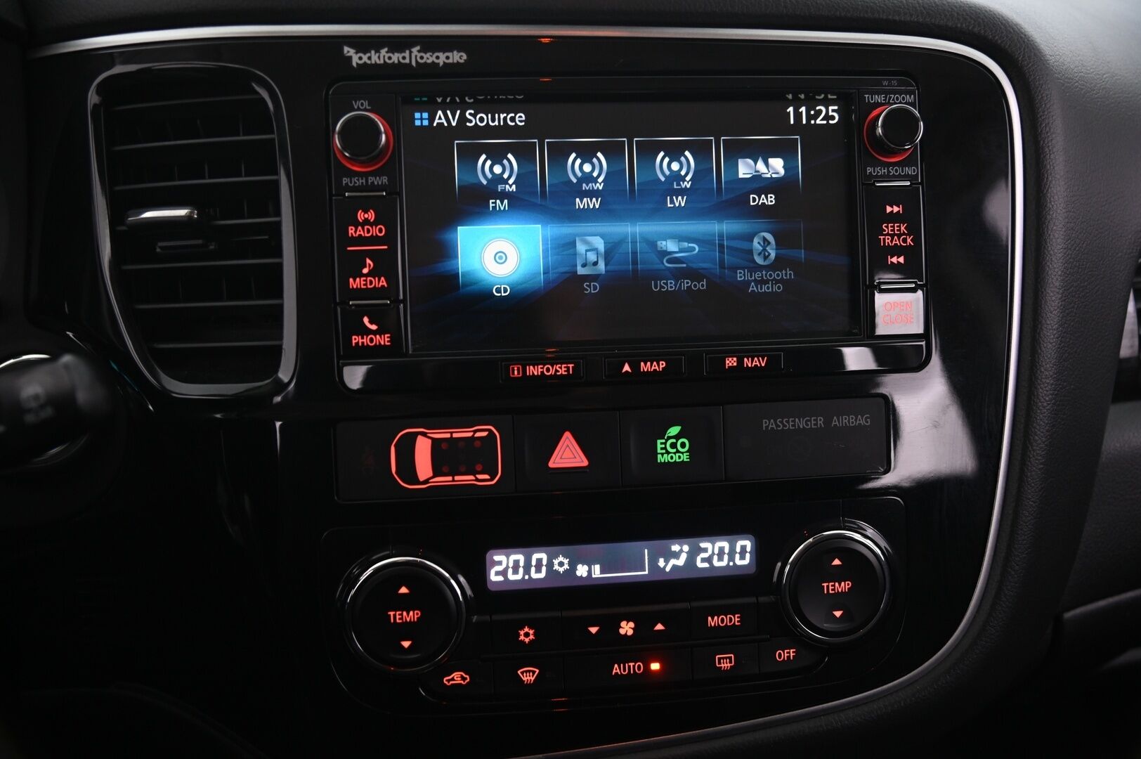 Mitsubishi Outlander 2016 Instyle 4WD 5P - ACC | 360 | KeyLess | Navi | Ratinlämmitin | Nahkapenkit | Rockford Sound | 2x renkaat&aluvantein - KORKO VAIN 3,99 %