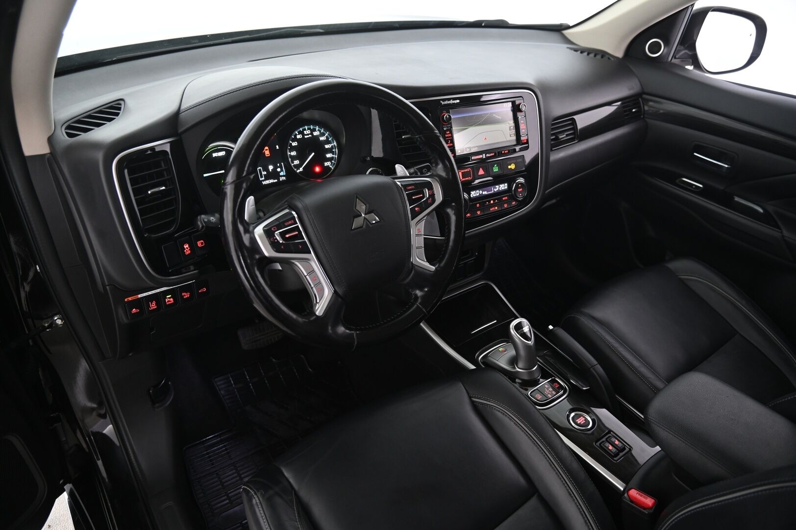 Mitsubishi Outlander 2016 Instyle 4WD 5P - ACC | 360 | KeyLess | Navi | Ratinlämmitin | Nahkapenkit | Rockford Sound | 2x renkaat&aluvantein - KORKO VAIN 3,99 %