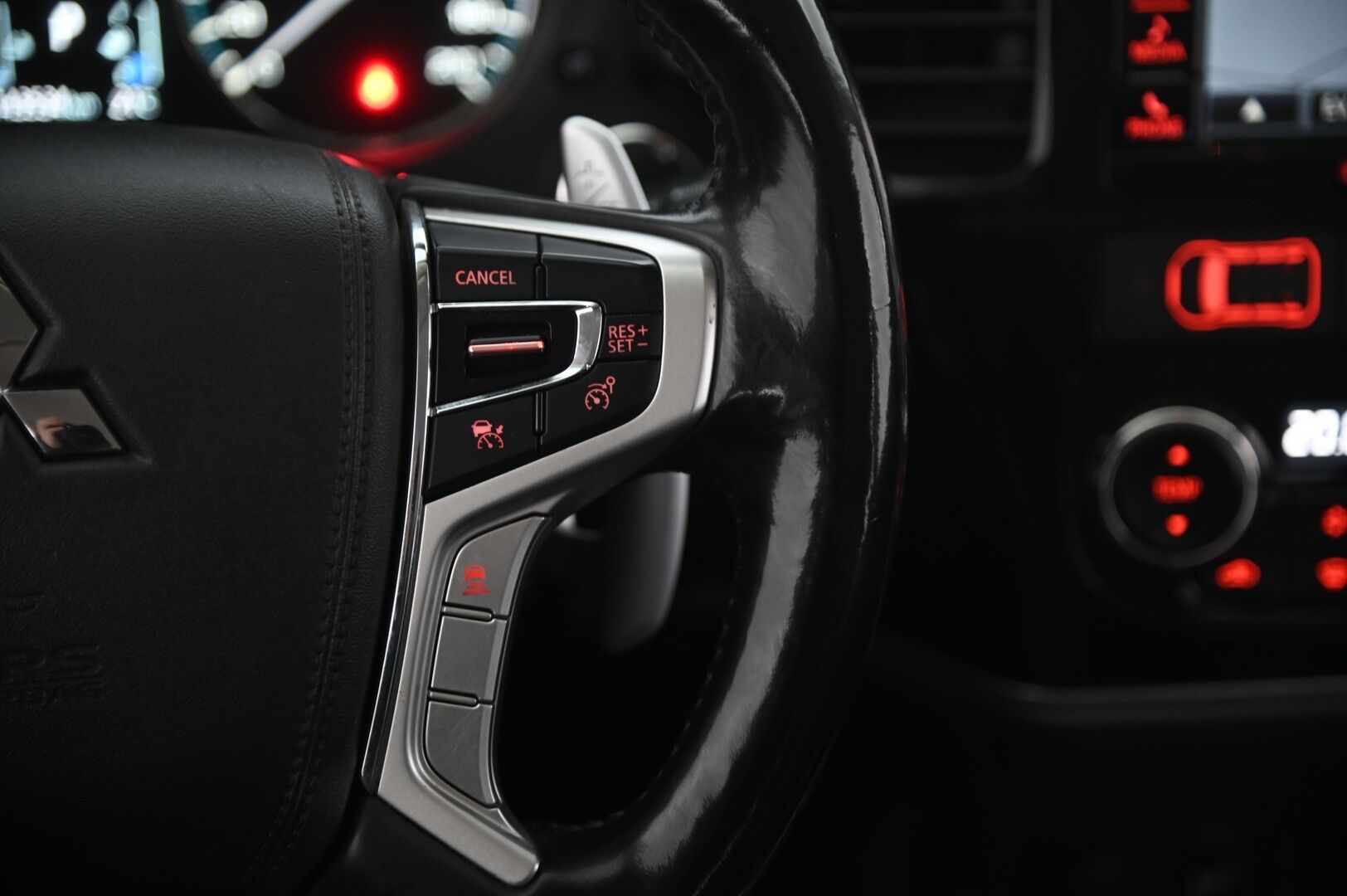 Mitsubishi Outlander 2016 Instyle 4WD 5P - ACC | 360 | KeyLess | Navi | Ratinlämmitin | Nahkapenkit | Rockford Sound | 2x renkaat&aluvantein - KORKO VAIN 3,99 %
