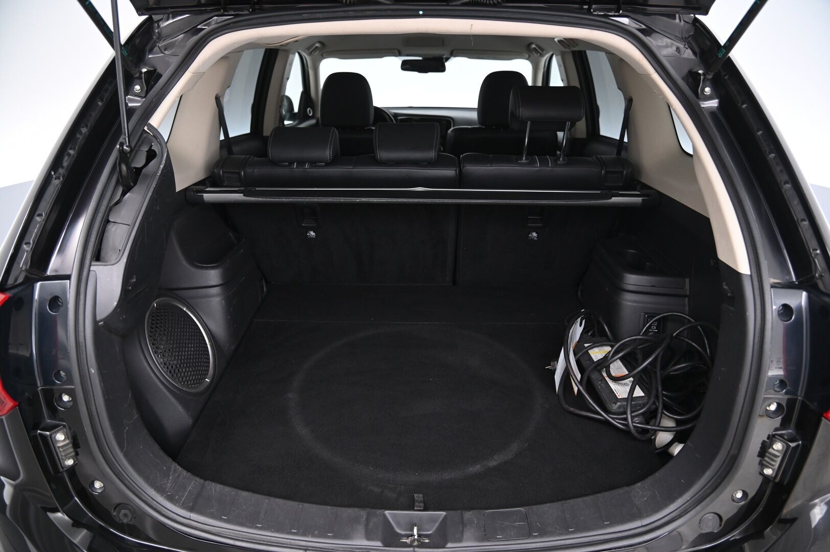 Mitsubishi Outlander 2016 Instyle 4WD 5P - ACC | 360 | KeyLess | Navi | Ratinlämmitin | Nahkapenkit | Rockford Sound | 2x renkaat&aluvantein - KORKO VAIN 3,99 %