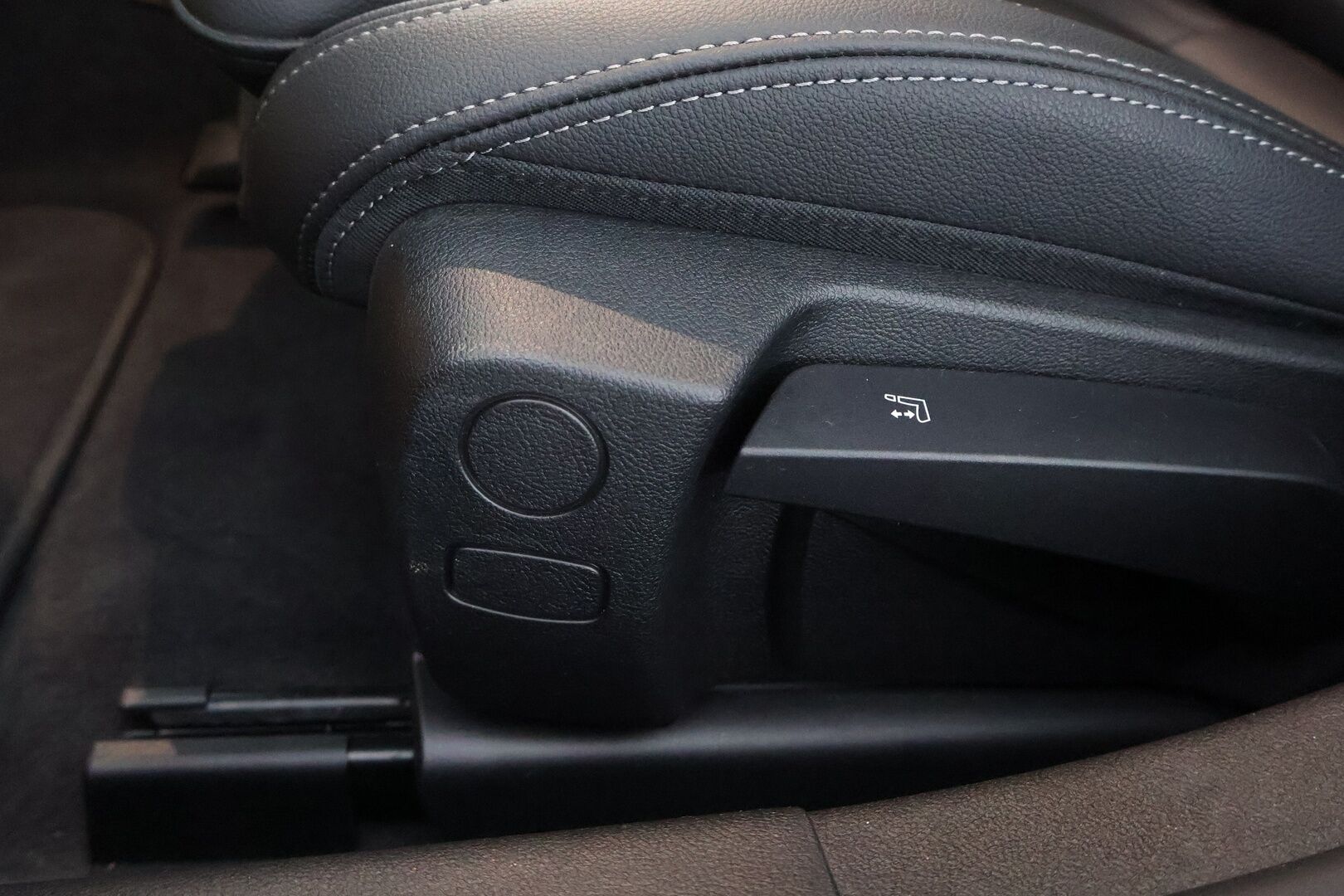 BMW i4 2022 83kWh, eDrive40 - 3,99 % KORKOTARJOUS TÄHÄN AUTOON - Peruutuskamera / Puolinahkasisusta / Sporttipenkit / Professional Navi / Apple&Android / Merkkihuollot