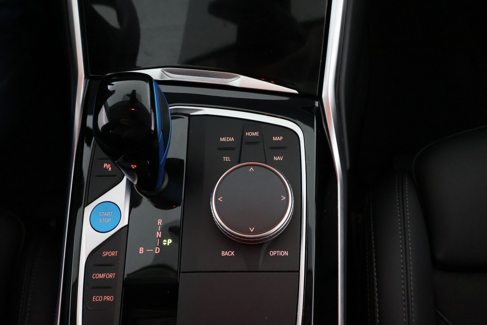 BMW i4 2022 83kWh, eDrive40 - 3,99 % KORKOTARJOUS TÄHÄN AUTOON - Peruutuskamera / Puolinahkasisusta / Sporttipenkit / Professional Navi / Apple&Android / Merkkihuollot