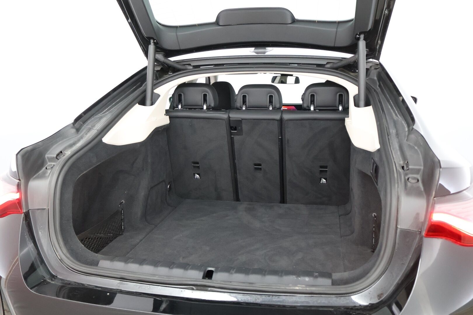 BMW i4 2022 83kWh, eDrive40 - 3,99 % KORKOTARJOUS TÄHÄN AUTOON - Peruutuskamera / Puolinahkasisusta / Sporttipenkit / Professional Navi / Apple&Android / Merkkihuollot