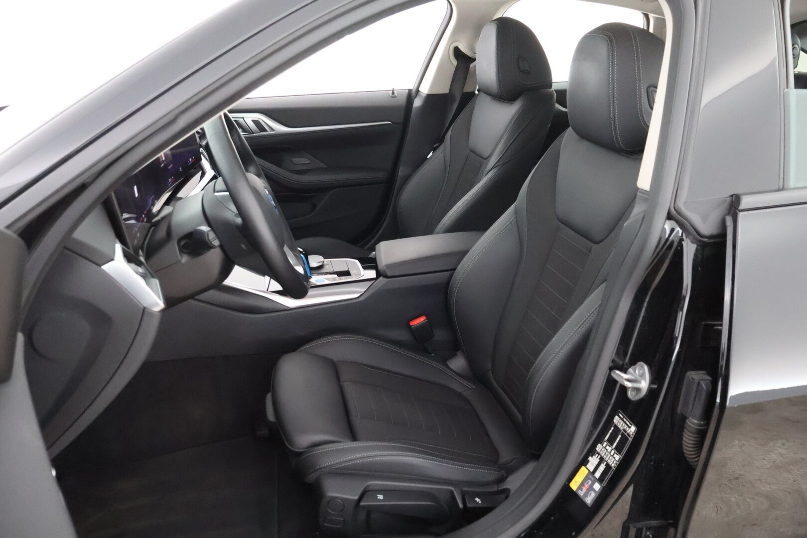 BMW i4 2022 83kWh, eDrive40 - 3,99 % KORKOTARJOUS TÄHÄN AUTOON - Peruutuskamera / Puolinahkasisusta / Sporttipenkit / Professional Navi / Apple&Android / Merkkihuollot