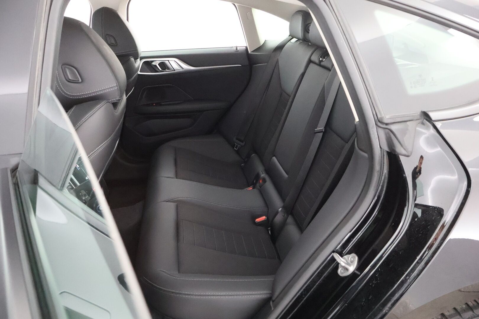 BMW i4 2022 83kWh, eDrive40 - 3,99 % KORKOTARJOUS TÄHÄN AUTOON - Peruutuskamera / Puolinahkasisusta / Sporttipenkit / Professional Navi / Apple&Android / Merkkihuollot