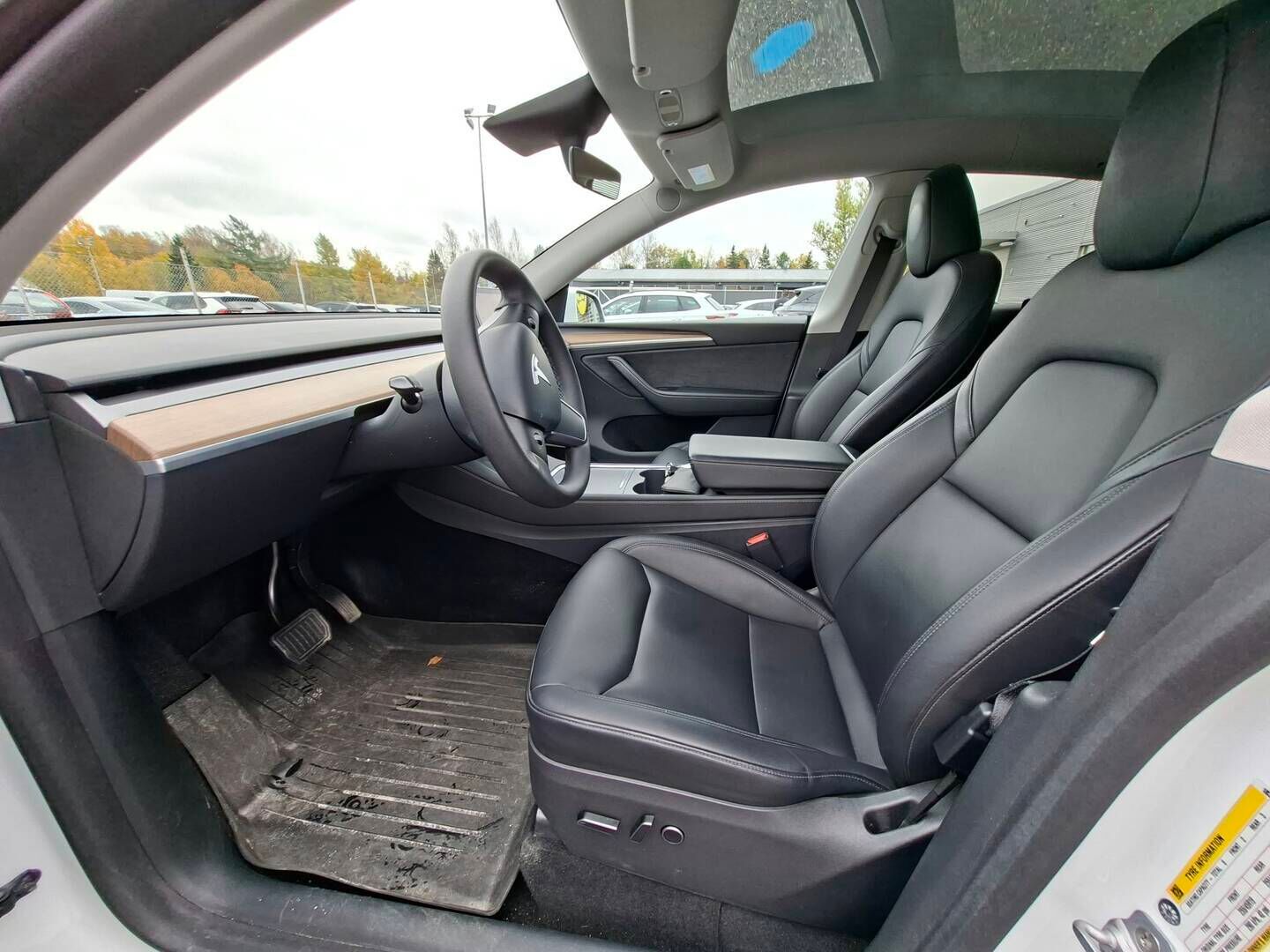 Tesla Model Y 2023 Long Range - | Koukku | 2-om.Suomi-auto | Autopilot | AMD Ryzen | Lämpöpumppu | Matrix LED | Premium Audio | 2x aluvanteet |