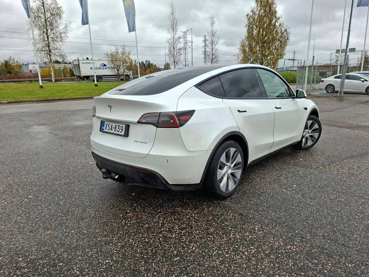 Tesla Model Y 2023 Long Range - | Koukku | 2-om.Suomi-auto | Autopilot | AMD Ryzen | Lämpöpumppu | Matrix LED | Premium Audio | 2x aluvanteet |