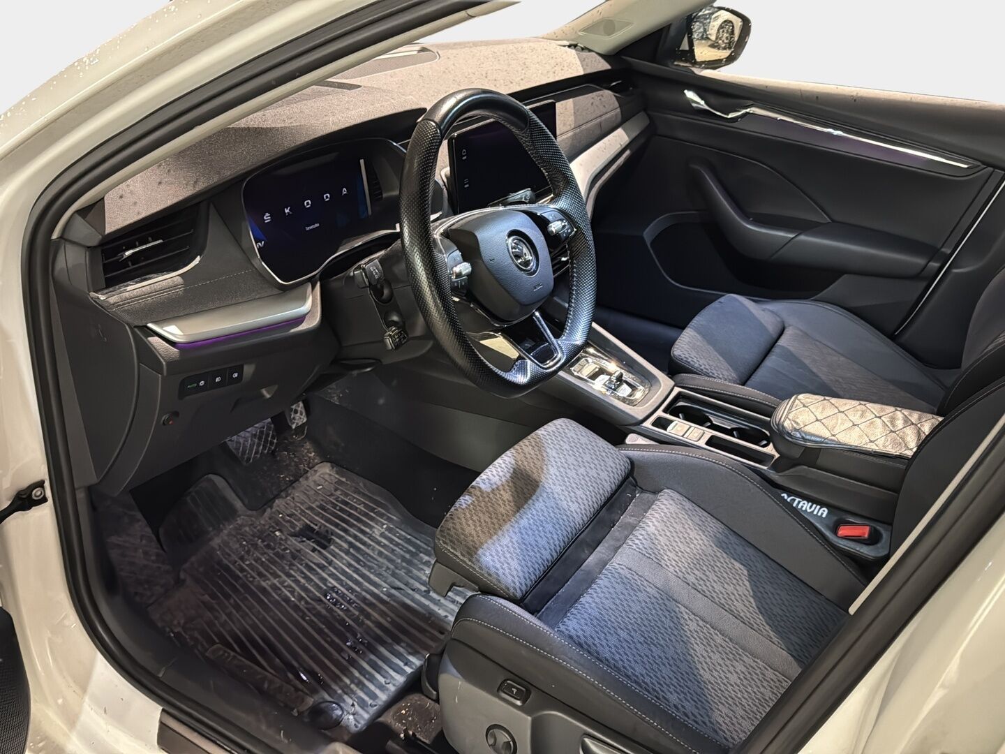 SKODA OCTAVIA 2021 1.4t TSI Phev Style *Webasto / ACC / KeyLessGo / Digimittari / Koukku / LED / S-Luukku / Ratinlämmitin* - Todella hyvin huollettu siistikuntoinen Style Octavia kaksilla renkailla ja Skodan aluvanteilla!