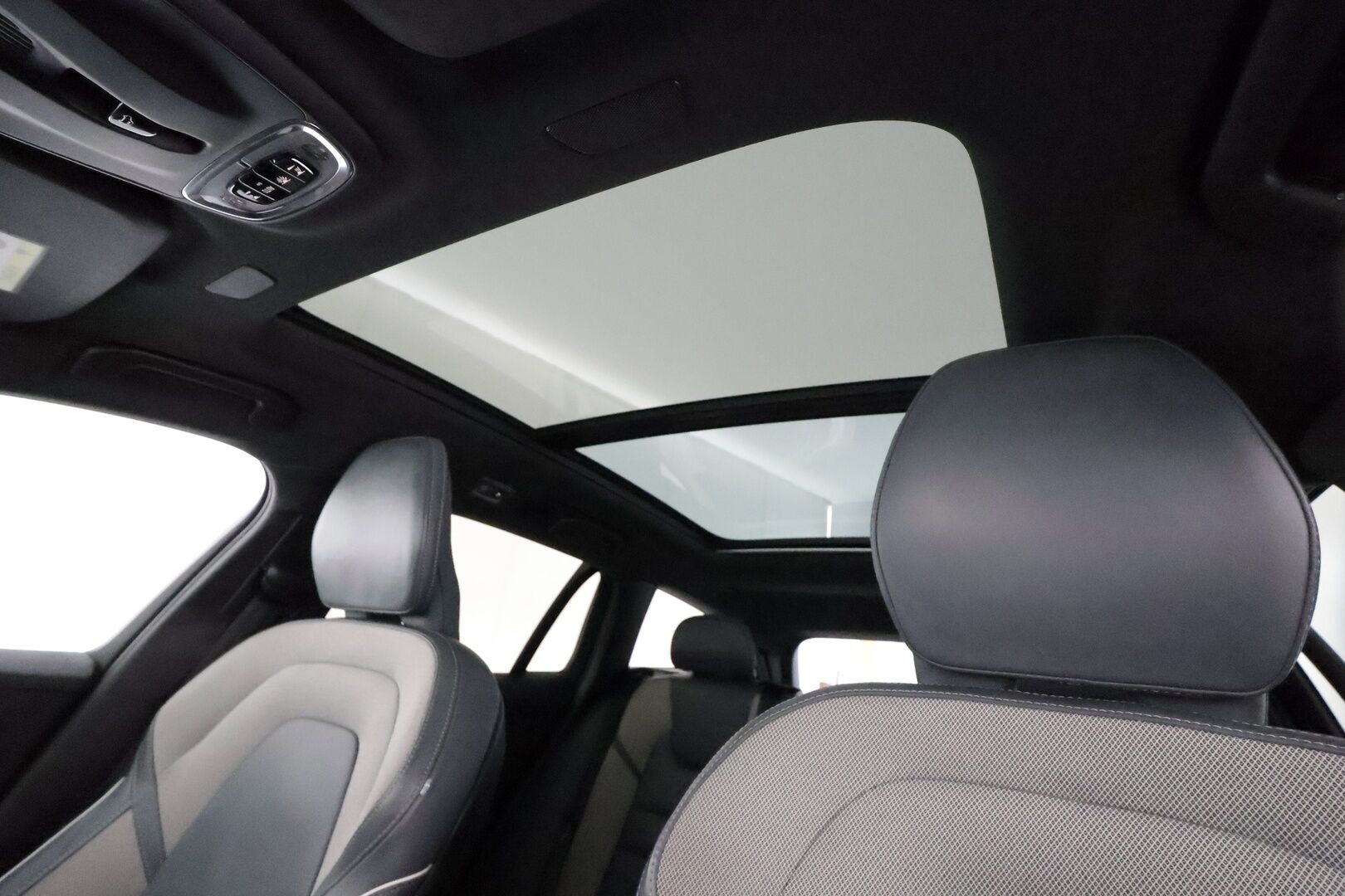 Volvo V60 2021 T6 TwE AWD R-Design aut **Panorama / Pa-lämmitin / Koukku / Adapt. vakkari / Muistipenkki / P.Kamera** - * Siisti R-Design hyvällä akkutestillä, AVILOO SoH arvo 86% *