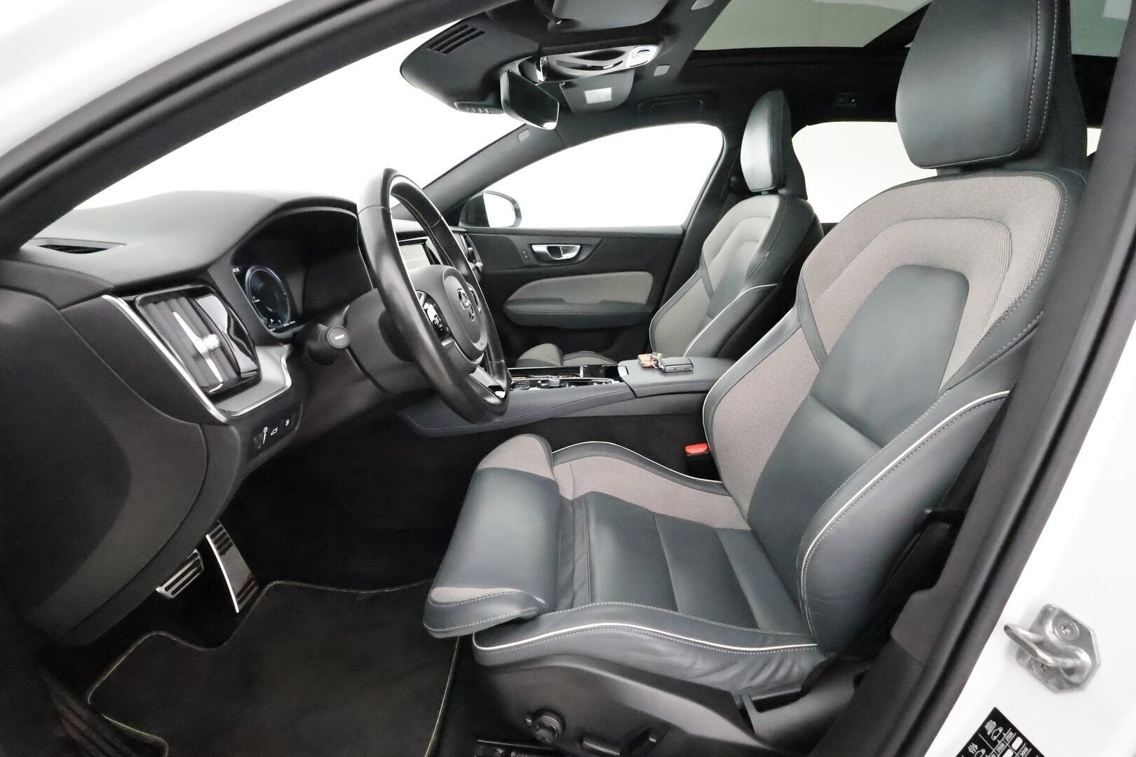 Volvo V60 2021 T6 TwE AWD R-Design aut **Panorama / Pa-lämmitin / Koukku / Adapt. vakkari / Muistipenkki / P.Kamera** - * Siisti R-Design hyvällä akkutestillä, AVILOO SoH arvo 86% *