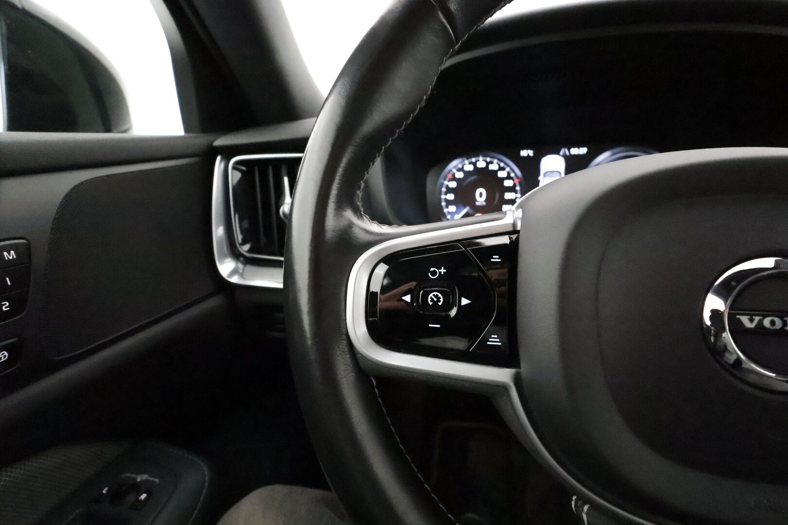 Volvo V60 2021 T6 TwE AWD R-Design aut **Panorama / Pa-lämmitin / Koukku / Adapt. vakkari / Muistipenkki / P.Kamera** - * Siisti R-Design hyvällä akkutestillä, AVILOO SoH arvo 86% *