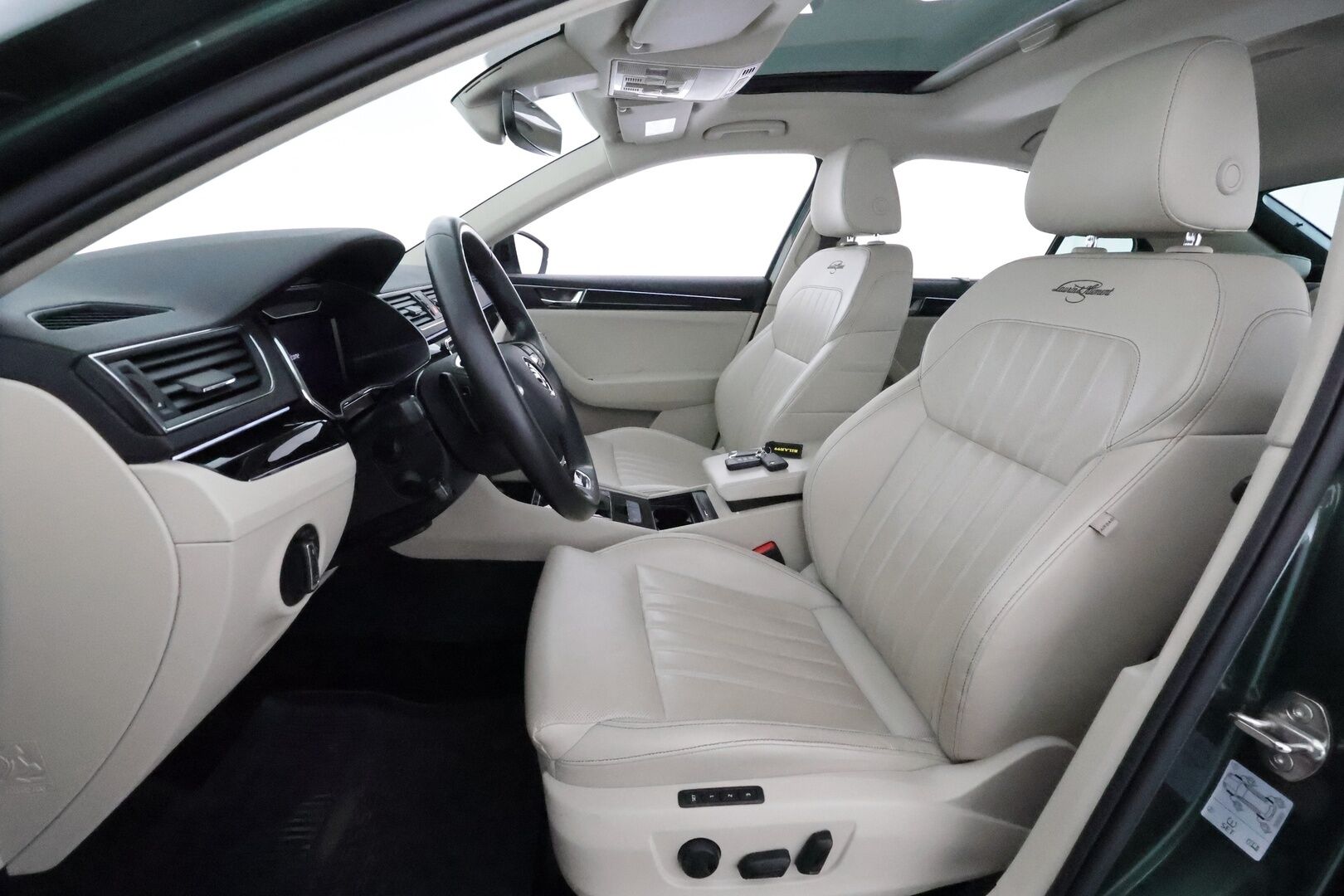 SKODA SUPERB 2021 1.4 TSI PHEV L&K iV DSG *Canton / Panorama / Digimittaristo / Webasto / Koukku / ACC / Ilmastoidut penkit* - Facelift / Merkkihuollettu / Kahdet renkaat vanteilla / Akku kuntotarkistettu - Osta nyt, maksa vasta ensi vuonna