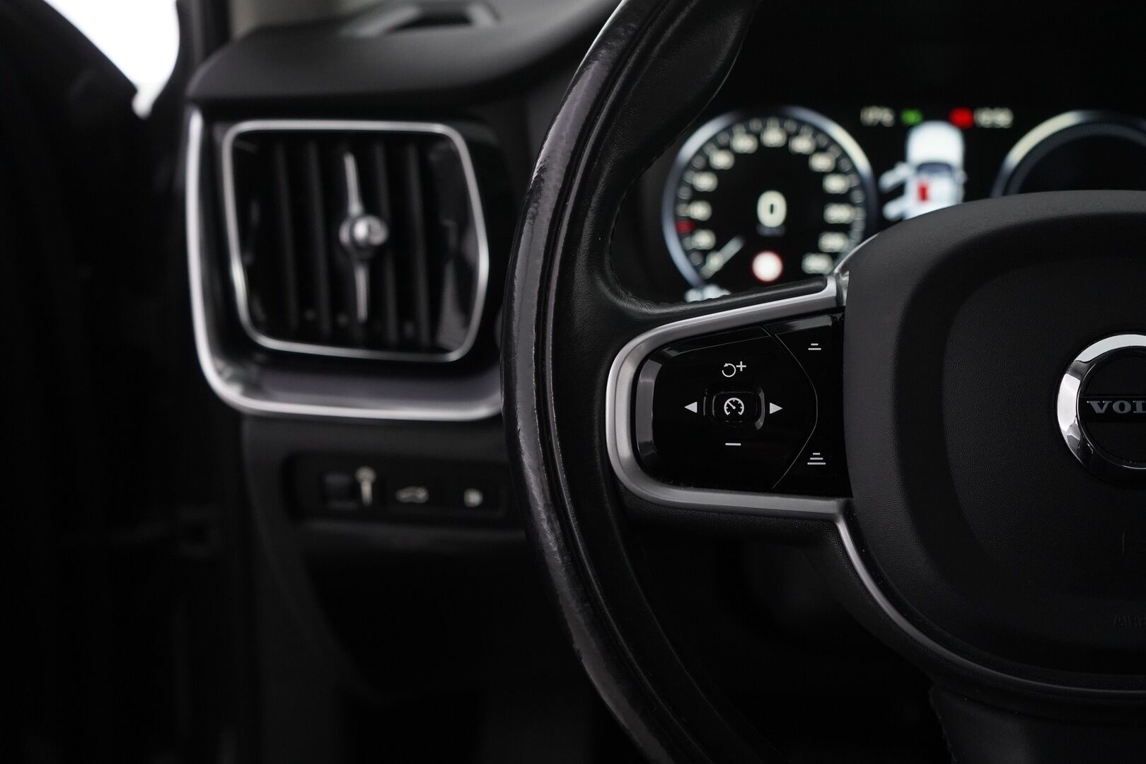 Volvo V60 2020 T6 TwE AWD Momentum aut *ACC / Webasto / Koukku / VOC / Apple&Android* - Juuri huollettu / Juuri tehty jakopää / Kahdet vanteet / Kahdet kaapelit 