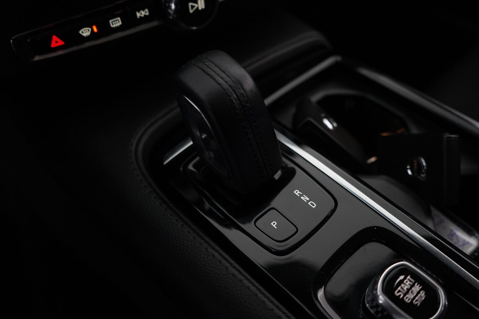 Volvo V60 2020 T6 TwE AWD Momentum aut *ACC / Webasto / Koukku / VOC / Apple&Android* - Juuri huollettu / Juuri tehty jakopää / Kahdet vanteet / Kahdet kaapelit 