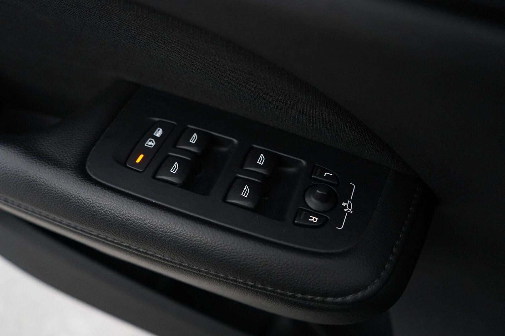 Volvo V60 2020 T6 TwE AWD Momentum aut *ACC / Webasto / Koukku / VOC / Apple&Android* - Juuri huollettu / Juuri tehty jakopää / Kahdet vanteet / Kahdet kaapelit 