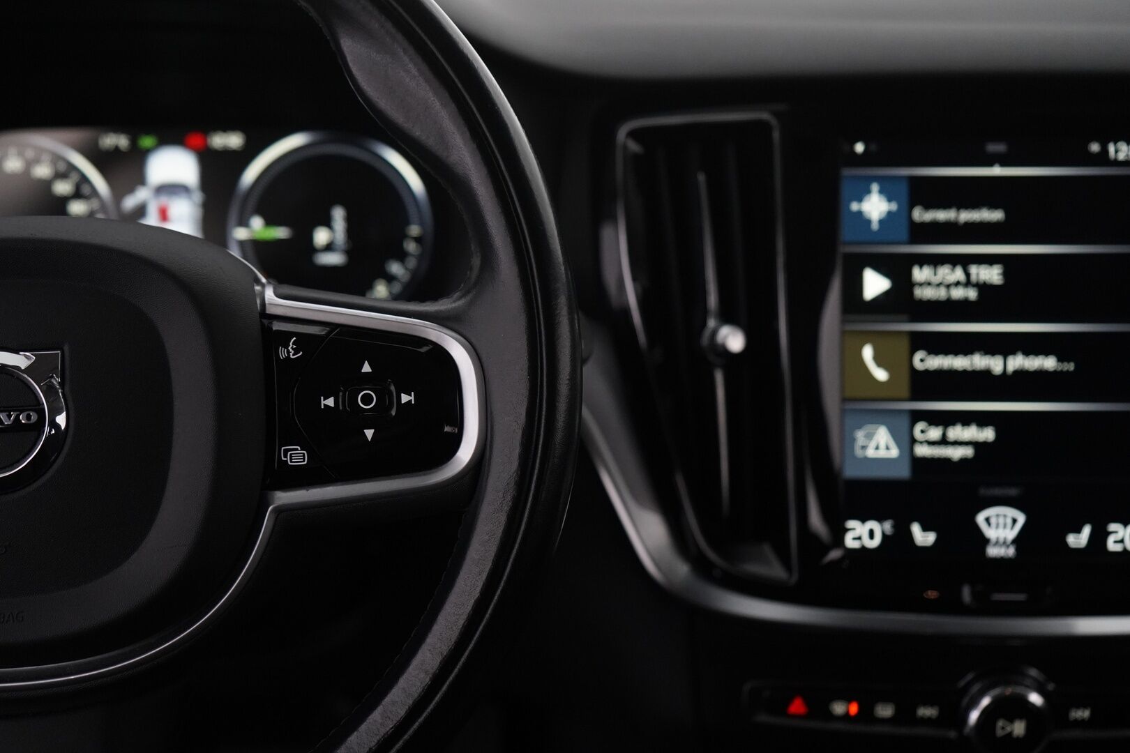 Volvo V60 2020 T6 TwE AWD Momentum aut *ACC / Webasto / Koukku / VOC / Apple&Android* - Juuri huollettu / Juuri tehty jakopää / Kahdet vanteet / Kahdet kaapelit 