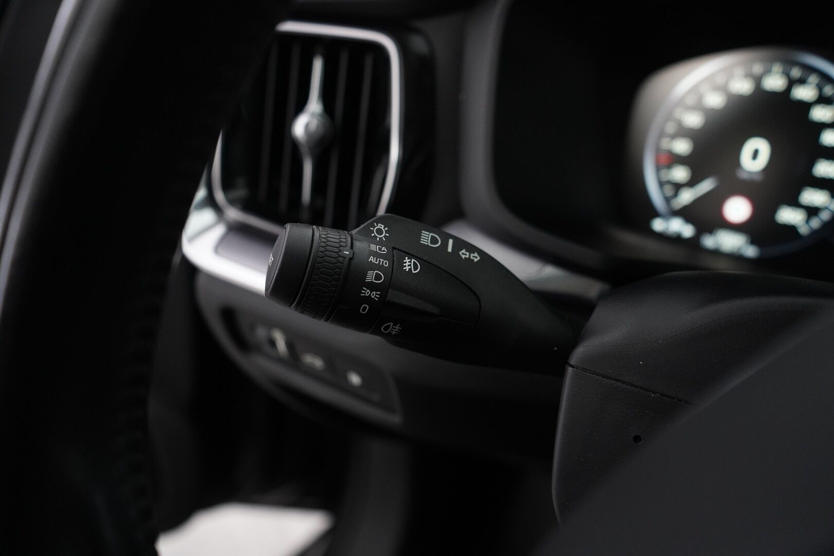 Volvo V60 2020 T6 TwE AWD Momentum aut *ACC / Webasto / Koukku / VOC / Apple&Android* - Juuri huollettu / Juuri tehty jakopää / Kahdet vanteet / Kahdet kaapelit 