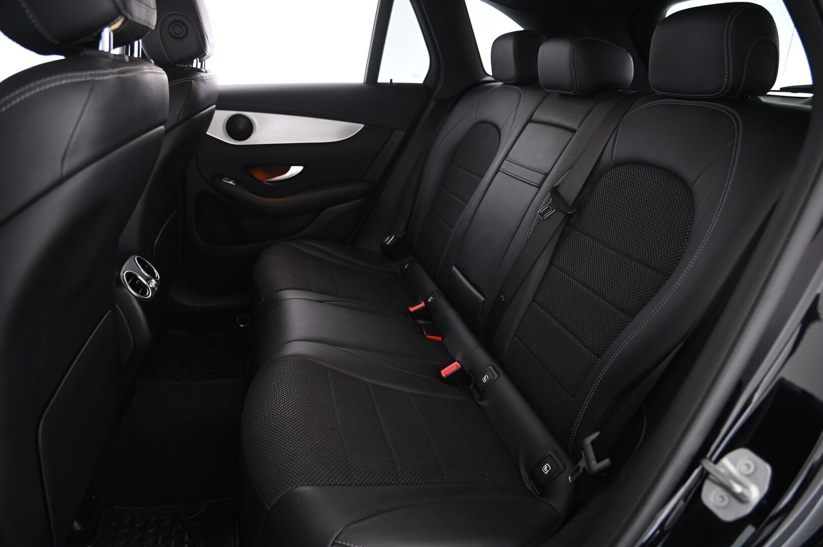 Mercedes-Benz GLC 2020 300 e 4MATIC A Business EQ Power - Merkkihuollettu | Koukku | Kamera | Sporttipenkit | Sähkötoiminen kontti | Appconnect | 2x alut | Navi | Viimeisin huolto tehty 09/2026 ja leimattu 08/2026