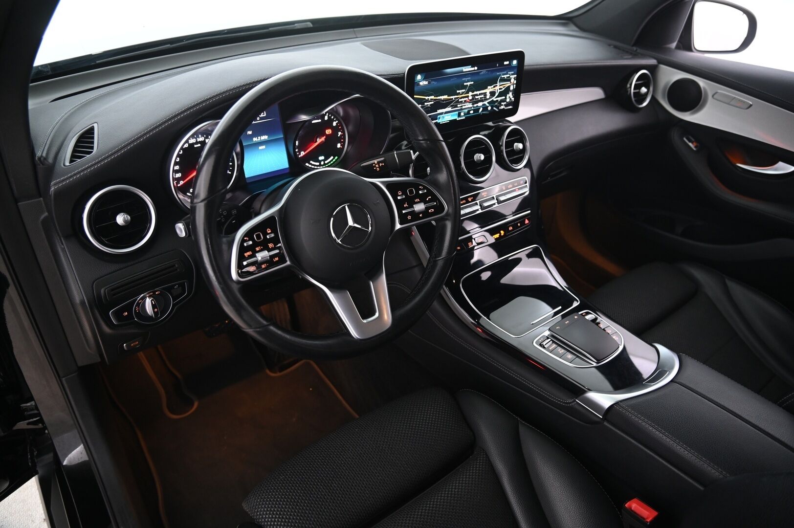 Mercedes-Benz GLC 2020 300 e 4MATIC A Business EQ Power - Merkkihuollettu | Koukku | Kamera | Sporttipenkit | Sähkötoiminen kontti | Appconnect | 2x alut | Navi | Viimeisin huolto tehty 09/2026 ja leimattu 08/2026