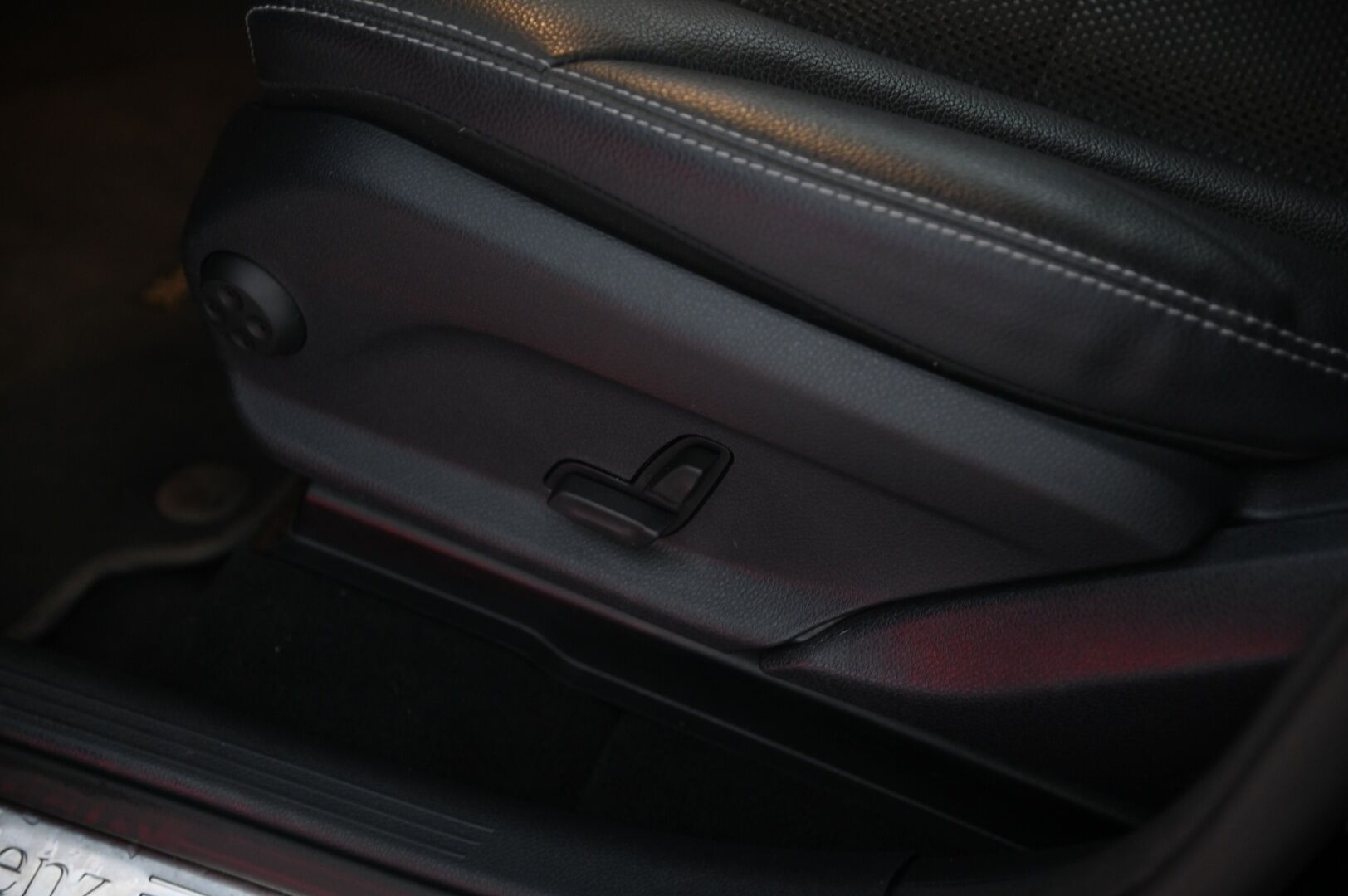 Mercedes-Benz GLC 2020 300 e 4MATIC A Business EQ Power - Merkkihuollettu | Koukku | Kamera | Sporttipenkit | Sähkötoiminen kontti | Appconnect | 2x alut | Navi | Viimeisin huolto tehty 09/2026 ja leimattu 08/2026