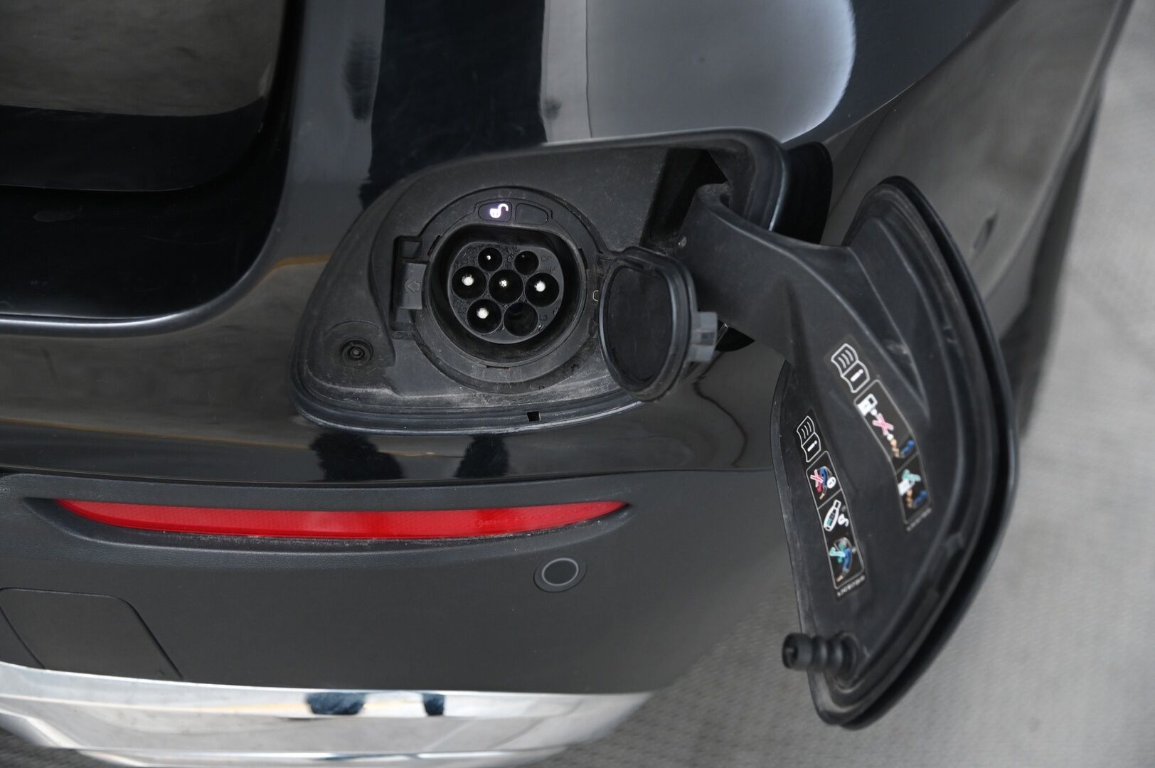 Mercedes-Benz GLC 2020 300 e 4MATIC A Business EQ Power - Merkkihuollettu | Koukku | Kamera | Sporttipenkit | Sähkötoiminen kontti | Appconnect | 2x alut | Navi | Viimeisin huolto tehty 09/2026 ja leimattu 08/2026