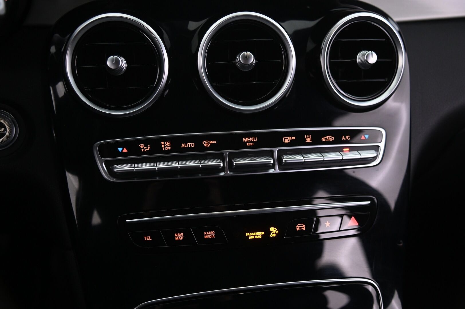 Mercedes-Benz GLC 2020 300 e 4MATIC A Business EQ Power - Merkkihuollettu | Koukku | Kamera | Sporttipenkit | Sähkötoiminen kontti | Appconnect | 2x alut | Navi | Viimeisin huolto tehty 09/2026 ja leimattu 08/2026