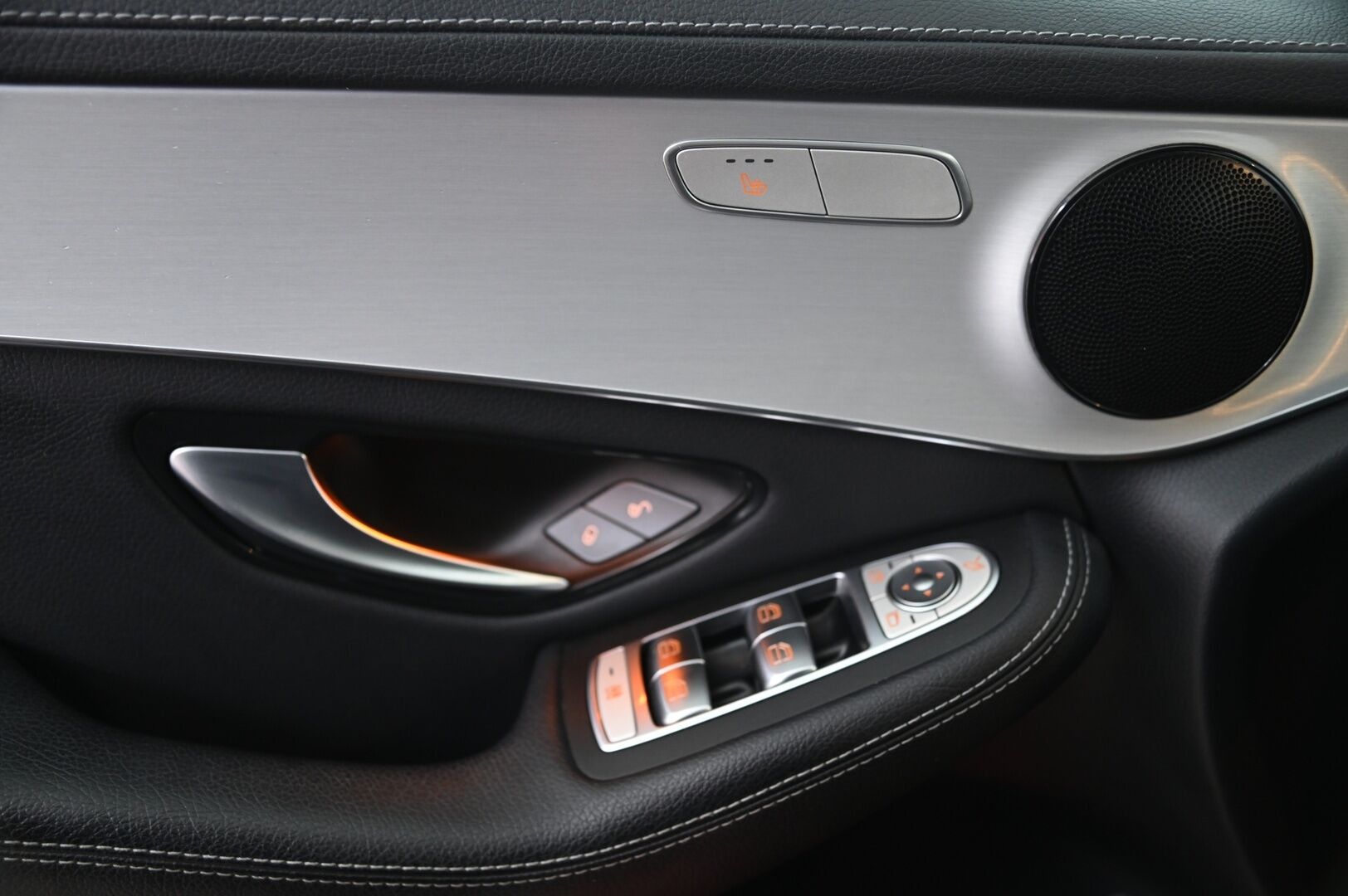 Mercedes-Benz GLC 2020 300 e 4MATIC A Business EQ Power - Merkkihuollettu | Koukku | Kamera | Sporttipenkit | Sähkötoiminen kontti | Appconnect | 2x alut | Navi | Viimeisin huolto tehty 09/2026 ja leimattu 08/2026