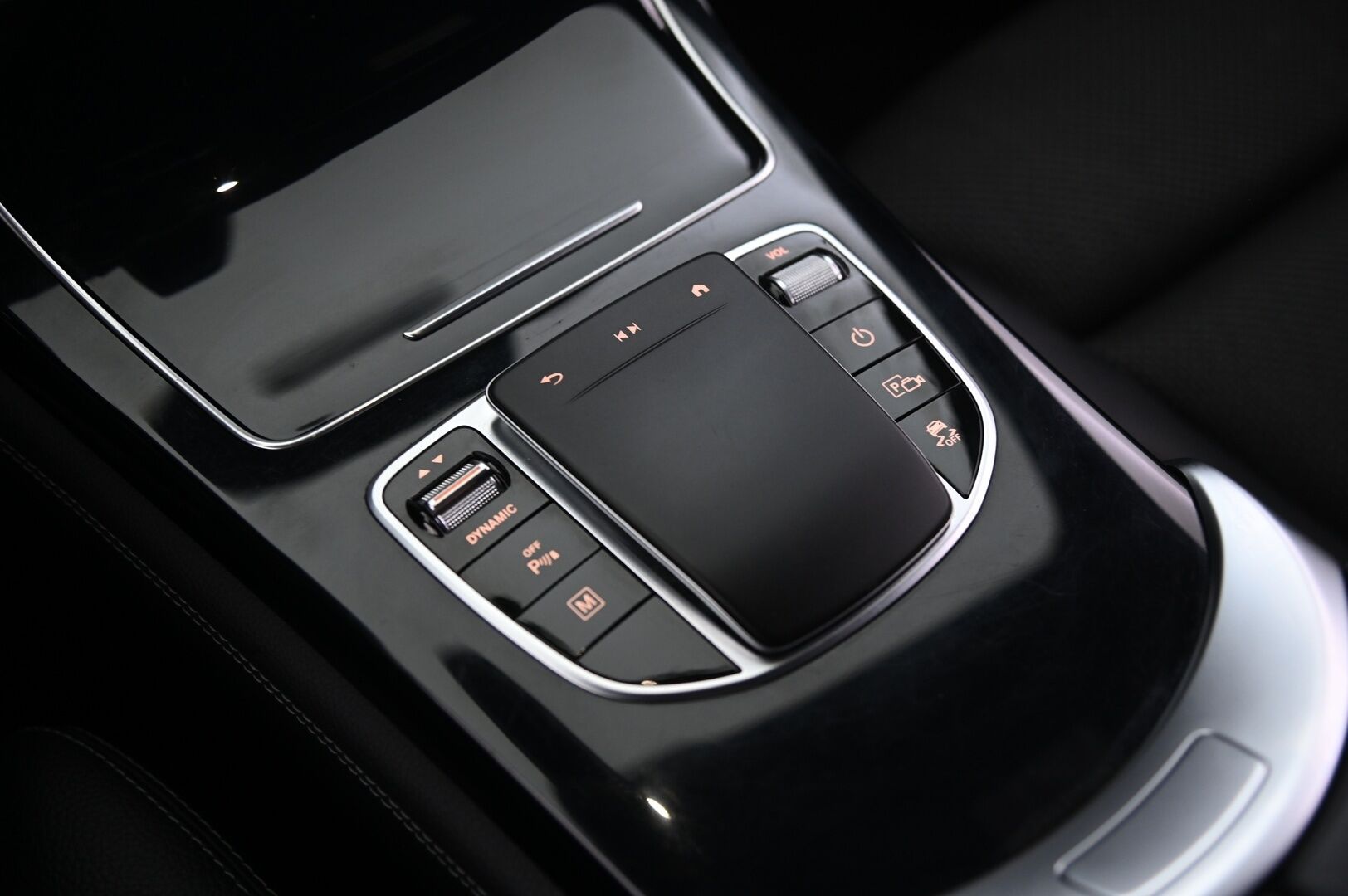 Mercedes-Benz GLC 2020 300 e 4MATIC A Business EQ Power - Merkkihuollettu | Koukku | Kamera | Sporttipenkit | Sähkötoiminen kontti | Appconnect | 2x alut | Navi | Viimeisin huolto tehty 09/2026 ja leimattu 08/2026