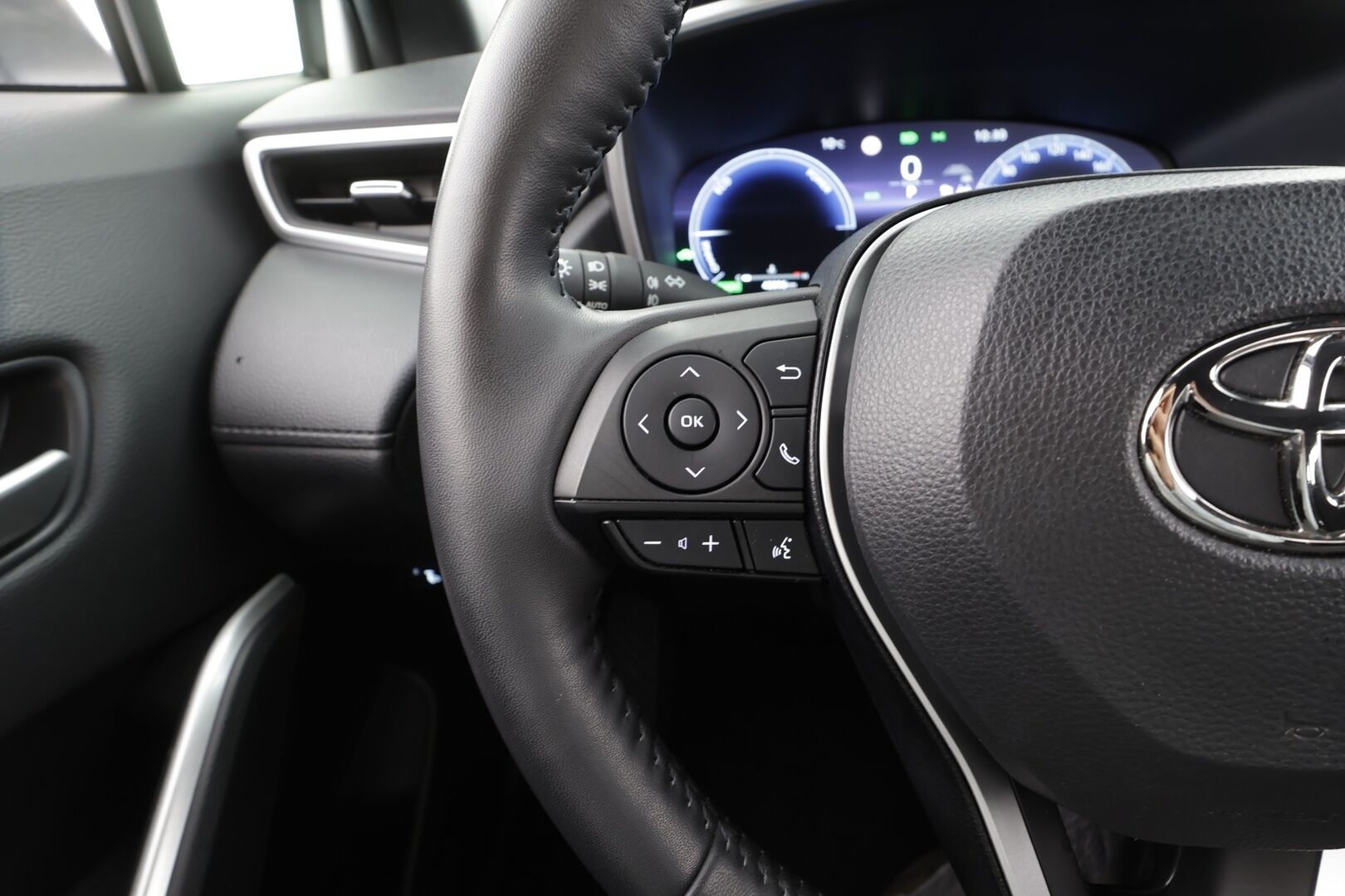 Toyota Corolla Cross 2023 1.8 Hybrid Active - | ACC | Kaistavahti | P.Kamera | Digimittari | Lohko | LED | Ratinlämmitin | Suomi-auto | Kahdet renkaat aluvanteilla | Merkkihuollettu | 
