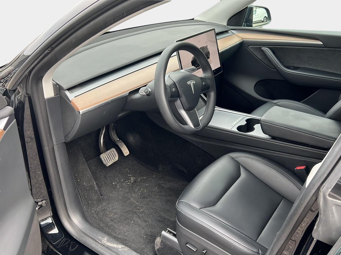 Tesla Model Y 2023 Long Range - 3,99 % KORKOTARJOUS TÄHÄN AUTOON 31.8. ASTI! - 1Om Suomiauto / Vetokoukku / Lämpöpumppu / Premium Audio / Matrix LED / Peruutuskamera / Juuri tullut Tampereelle!