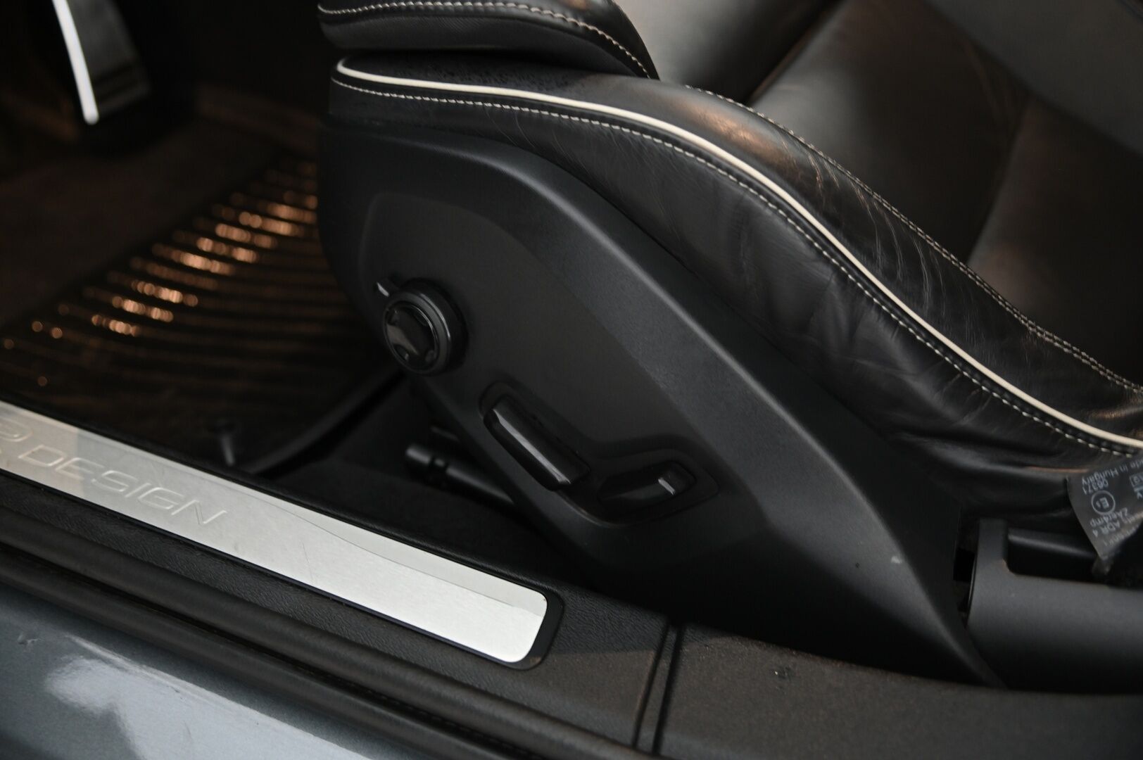 Volvo S60 2020 T8 TwE AWD Business R-Design aut *Webasto / ACC / HUD / 360 kamera / Vetokoukku / Muistipenkki* - Näyttävä S60! / 2x renkaat vanteilla!
