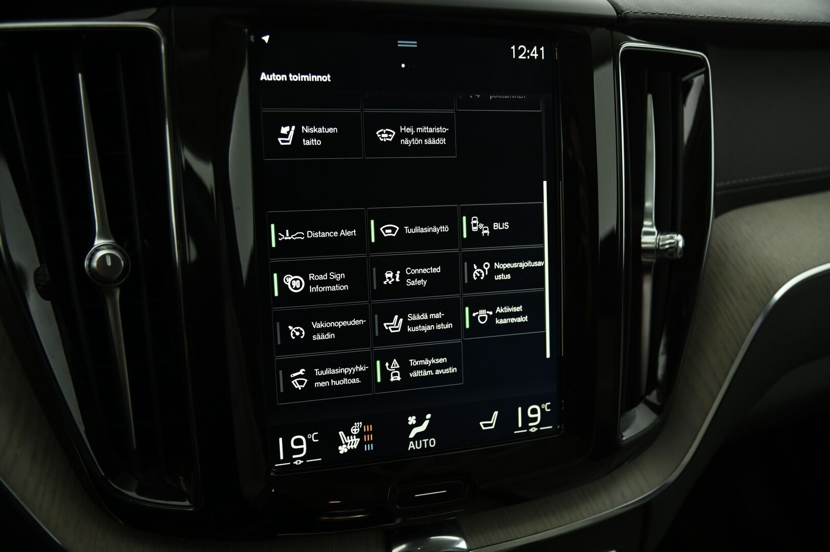 Volvo XC60 2018 T8 AWD Business Inscription aut ** Bowers & Wilkins / Webasto / ACC / Ilma-alusta / 360 /Istuintuuletus / Koukku / HUD** - 3,99 % KORKOTARJOUS TÄHÄN AUTOON - Täyteen varusteltu! Juuri tehty jakopää 01/25!