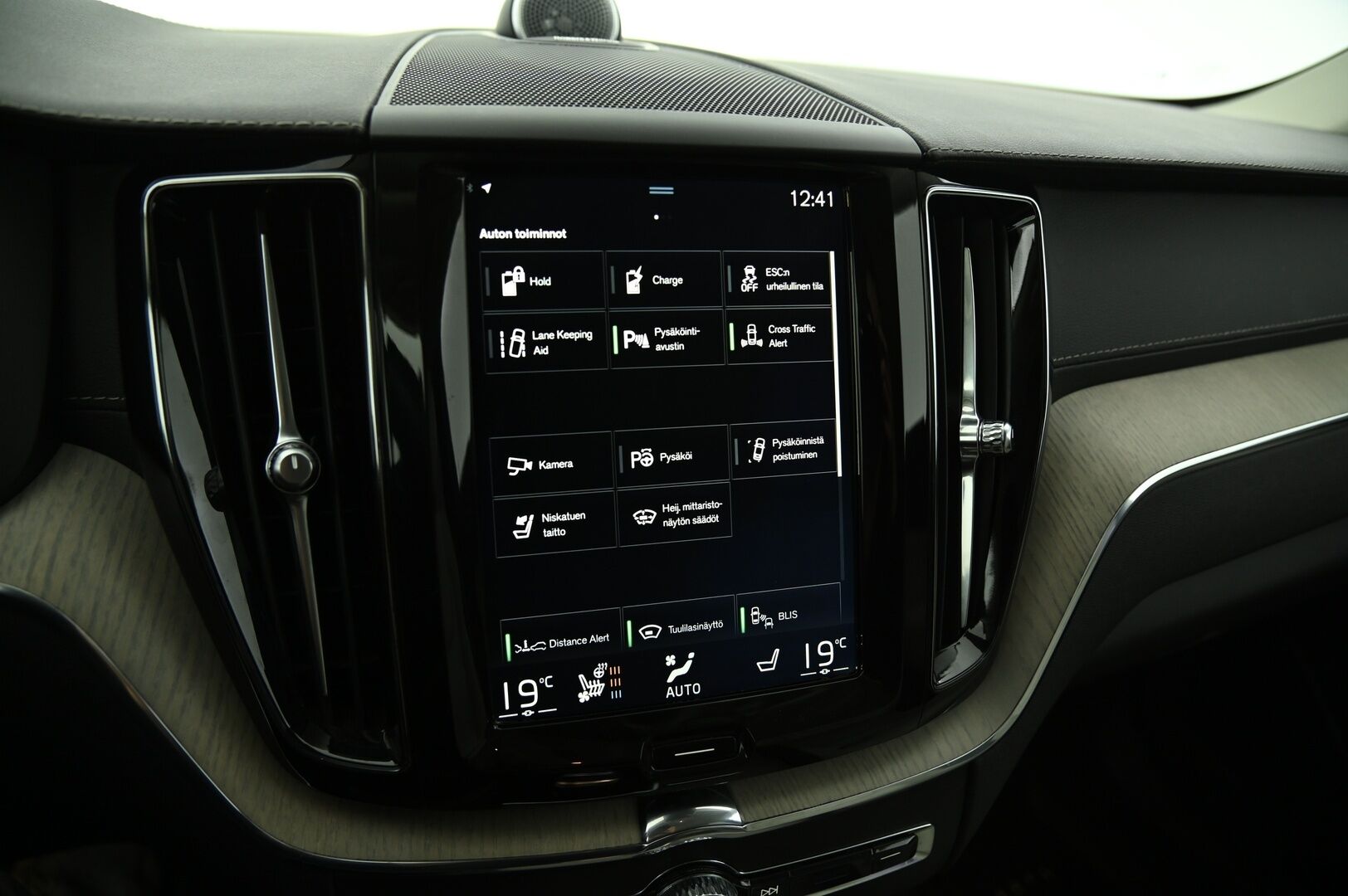 Volvo XC60 2018 T8 AWD Business Inscription aut ** Bowers & Wilkins / Webasto / ACC / Ilma-alusta / 360 /Istuintuuletus / Koukku / HUD** - 3,99 % KORKOTARJOUS TÄHÄN AUTOON - Täyteen varusteltu! Juuri tehty jakopää 01/25!