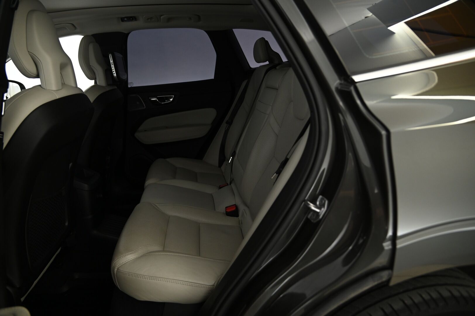 Volvo XC60 2018 T8 AWD Business Inscription aut ** Bowers & Wilkins / Webasto / ACC / Ilma-alusta / 360 /Istuintuuletus / Koukku / HUD** - 3,99 % KORKOTARJOUS TÄHÄN AUTOON - Täyteen varusteltu! Juuri tehty jakopää 01/25!