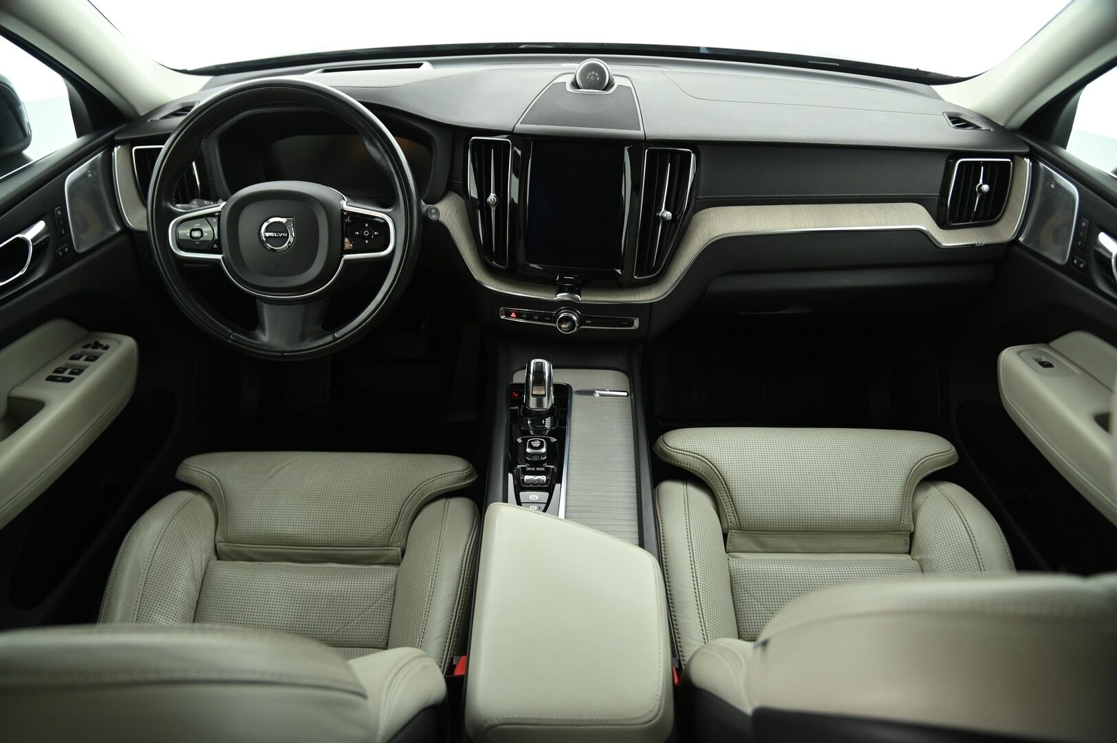 Volvo XC60 2018 T8 AWD Business Inscription aut ** Bowers & Wilkins / Webasto / ACC / Ilma-alusta / 360 /Istuintuuletus / Koukku / HUD** - 3,99 % KORKOTARJOUS TÄHÄN AUTOON - Täyteen varusteltu! Juuri tehty jakopää 01/25!