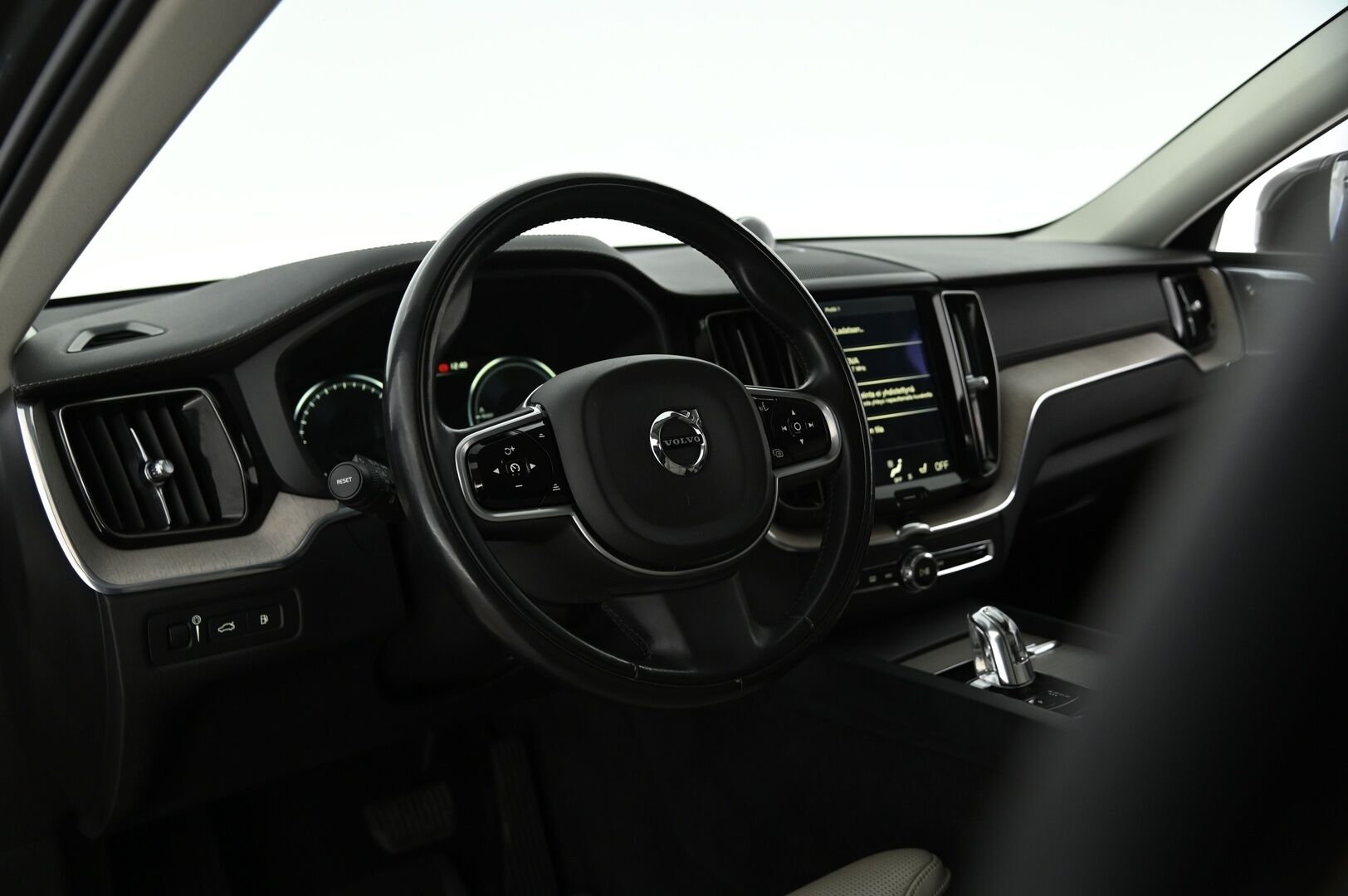 Volvo XC60 2018 T8 AWD Business Inscription aut ** Bowers & Wilkins / Webasto / ACC / Ilma-alusta / 360 /Istuintuuletus / Koukku / HUD** - 3,99 % KORKOTARJOUS TÄHÄN AUTOON - Täyteen varusteltu! Juuri tehty jakopää 01/25!