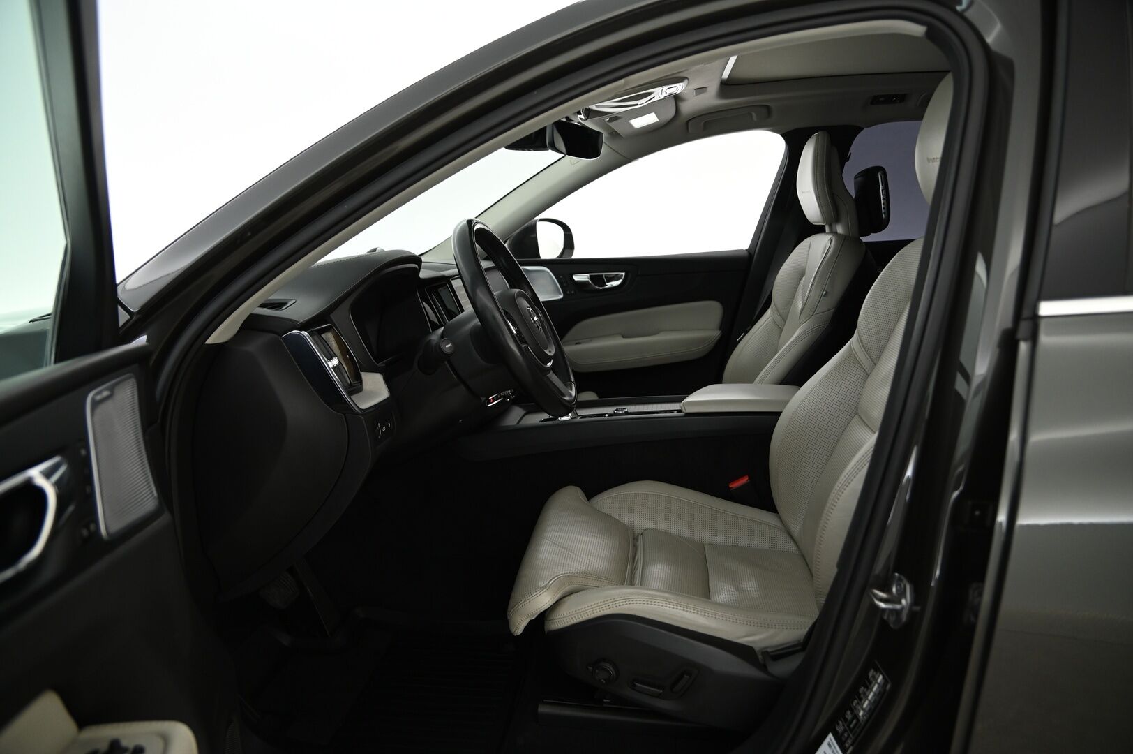 Volvo XC60 2018 T8 AWD Business Inscription aut ** Bowers & Wilkins / Webasto / ACC / Ilma-alusta / 360 /Istuintuuletus / Koukku / HUD** - 3,99 % KORKOTARJOUS TÄHÄN AUTOON - Täyteen varusteltu! Juuri tehty jakopää 01/25!