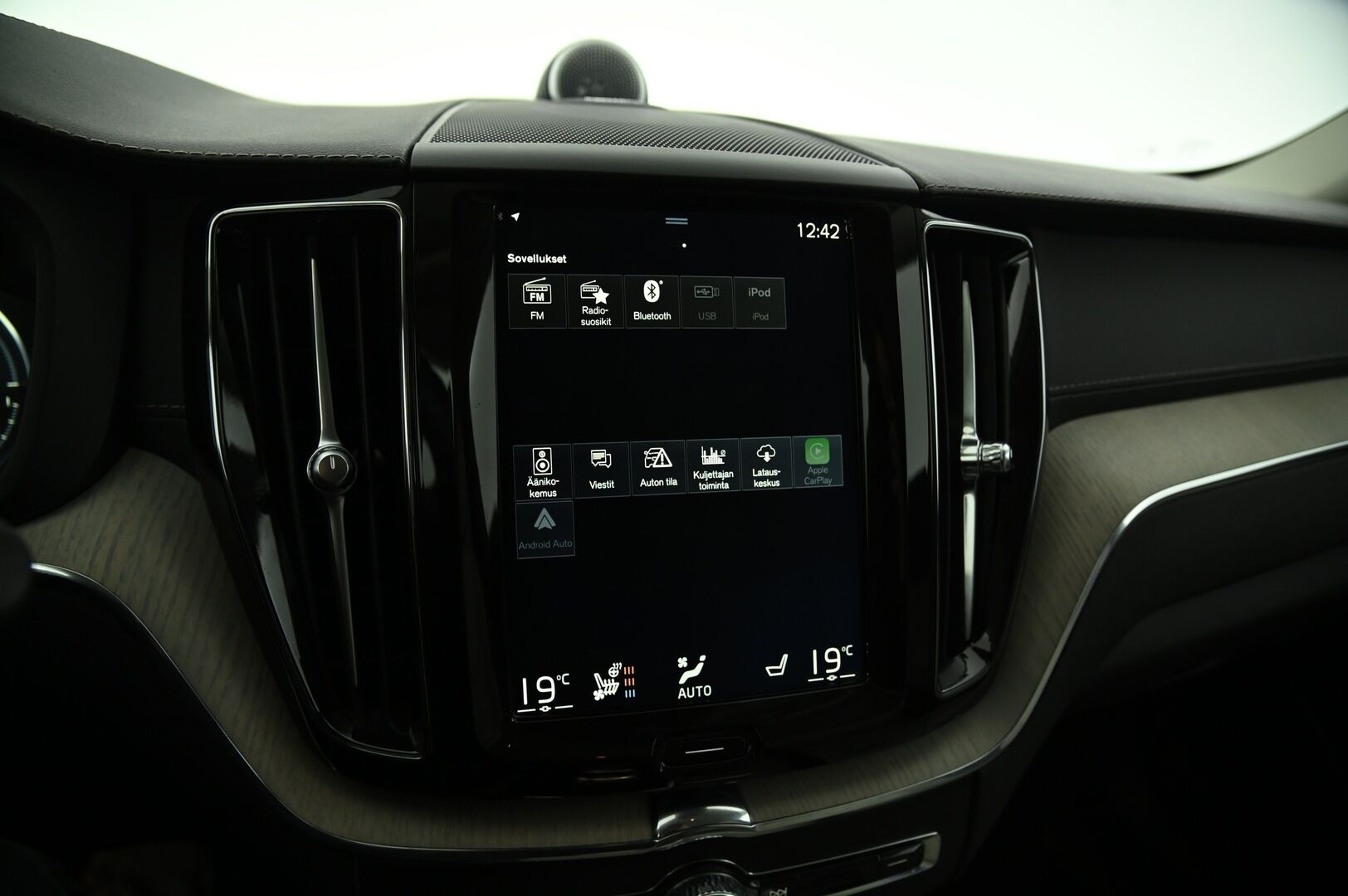 Volvo XC60 2018 T8 AWD Business Inscription aut ** Bowers & Wilkins / Webasto / ACC / Ilma-alusta / 360 /Istuintuuletus / Koukku / HUD** - 3,99 % KORKOTARJOUS TÄHÄN AUTOON - Täyteen varusteltu! Juuri tehty jakopää 01/25!