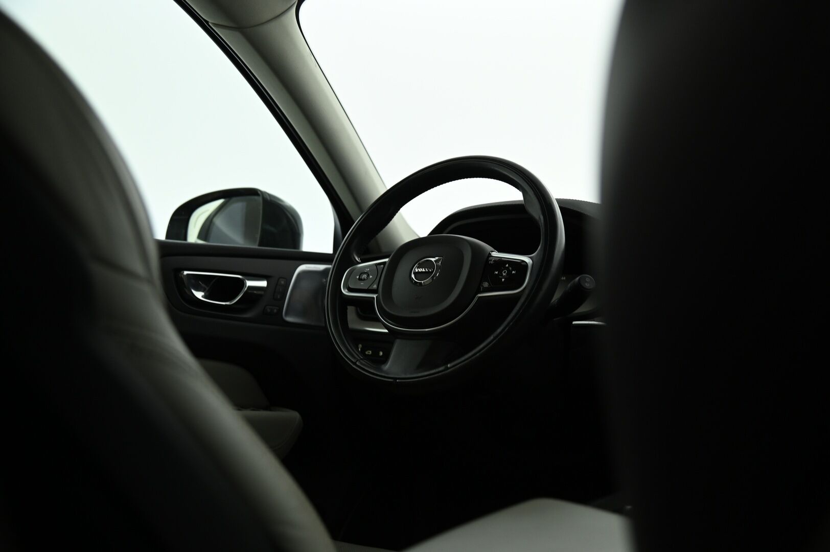 Volvo XC60 2018 T8 AWD Business Inscription aut ** Bowers & Wilkins / Webasto / ACC / Ilma-alusta / 360 /Istuintuuletus / Koukku / HUD** - 3,99 % KORKOTARJOUS TÄHÄN AUTOON - Täyteen varusteltu! Juuri tehty jakopää 01/25!