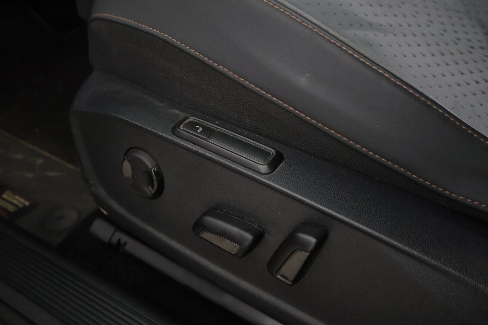 Cupra Born 2022 BORN Impulse 170 kW 77/82 kWh *Mukautuva alusta / Adapt. Vakkari / P. Kamera / Kaistavahti / HUD / Hierova penkki * - SOH 93% / Renkaat ajokuntoiset / Siisti maalipinta / Yksilö! * - HULLU BLACKWEEK KORKOTARJOUS 2,49%