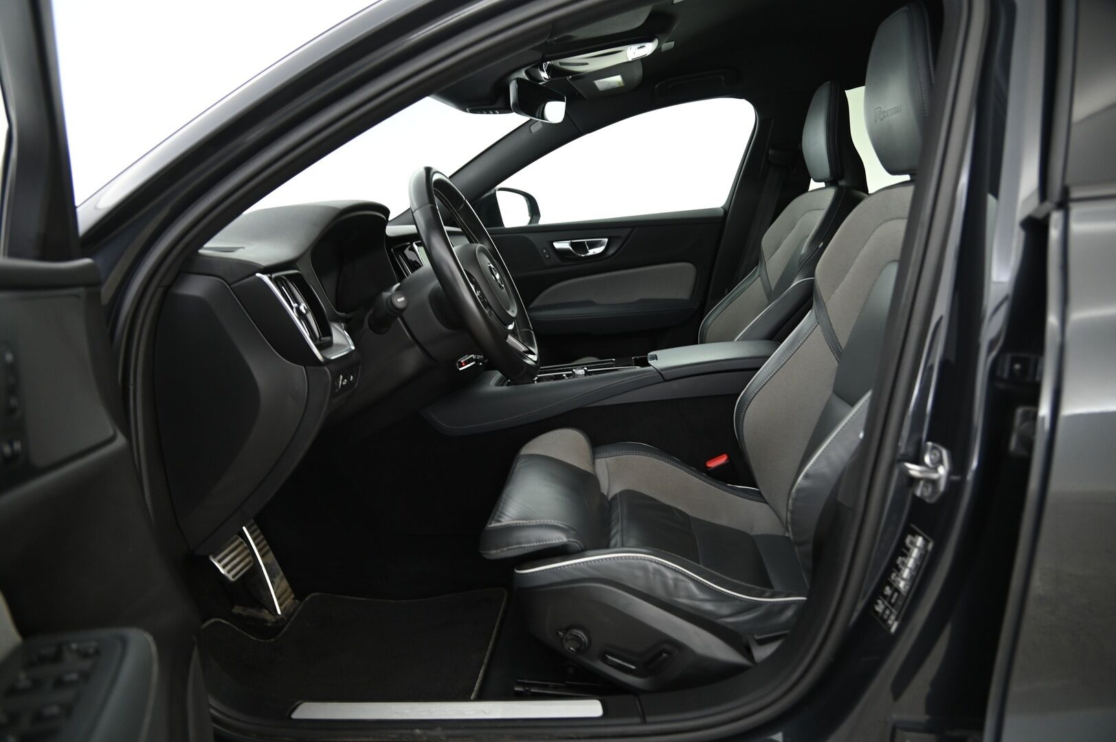 Volvo V60 2020 T8 TwE AWD Business R-Design aut **Adapt. vakkari / Webasto / Navi / VOC / BLIS / LED / P.kamera / Koukku * - Upea väri / Hyvin huollettu / Katso varusteet!